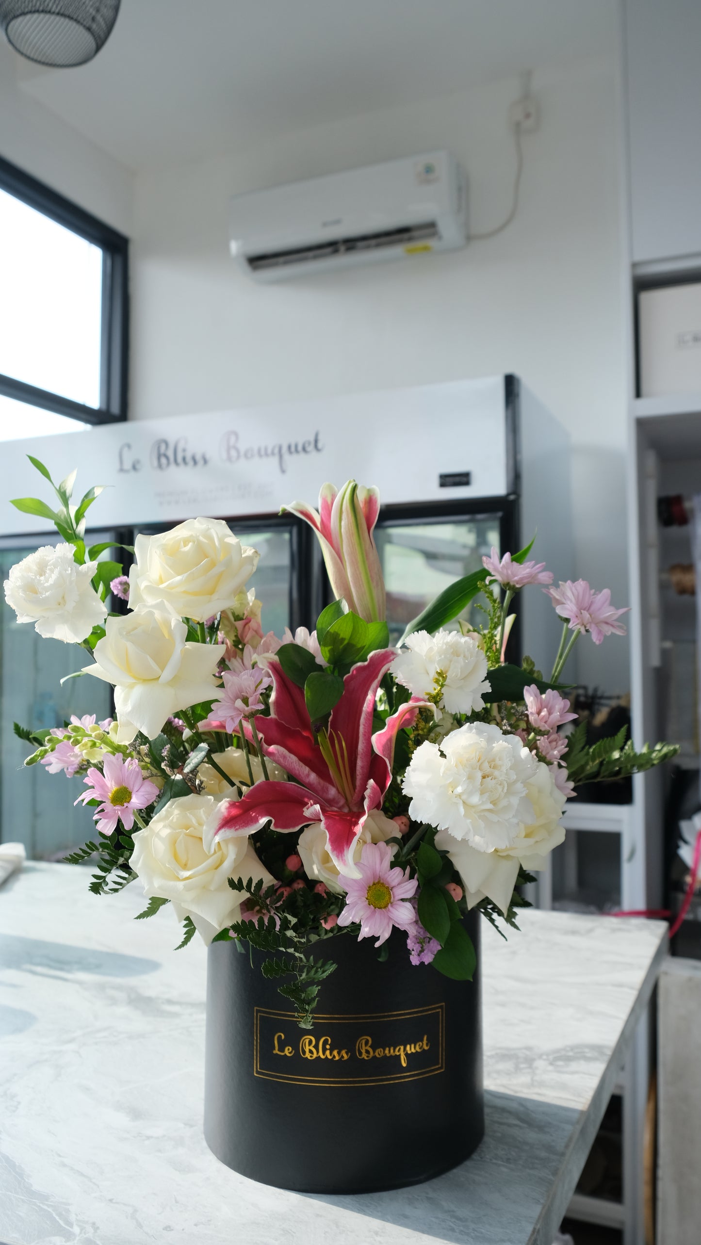 Blooming Elegant White Red Bloombox