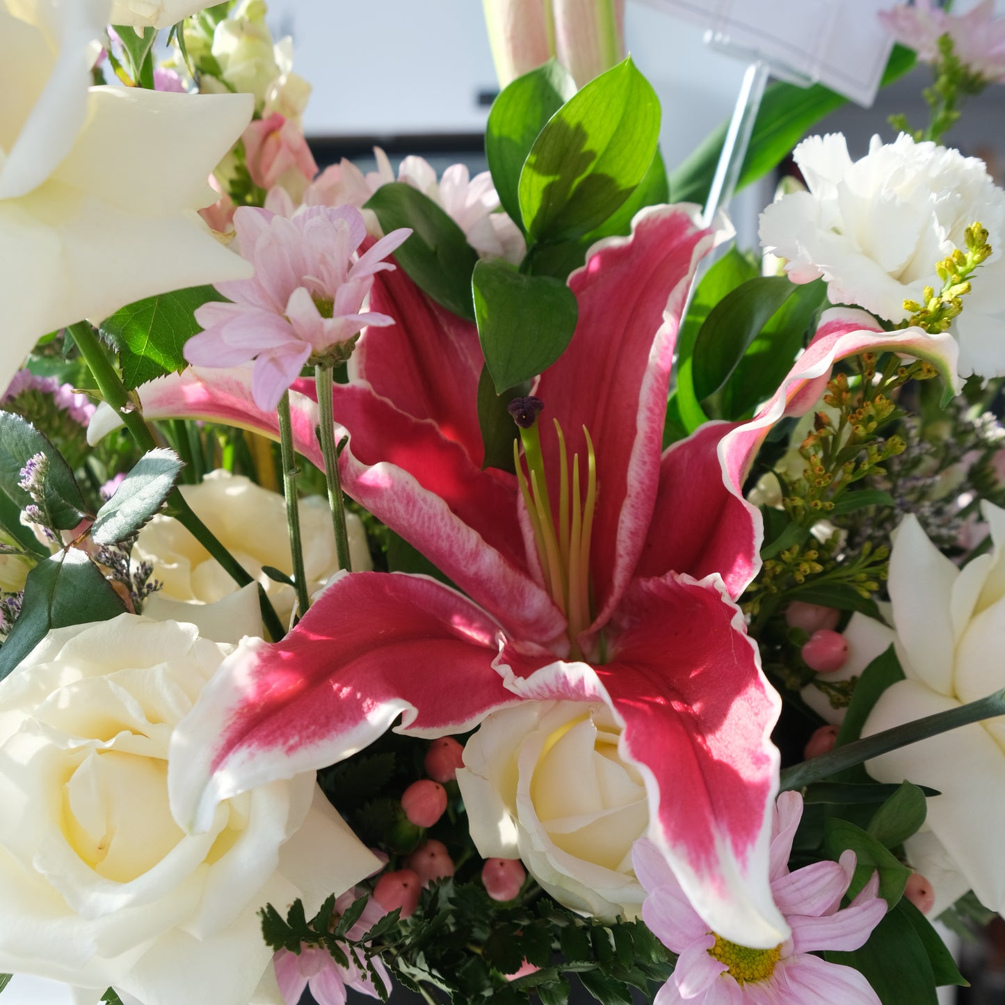 Blooming Elegant White Red Bloombox