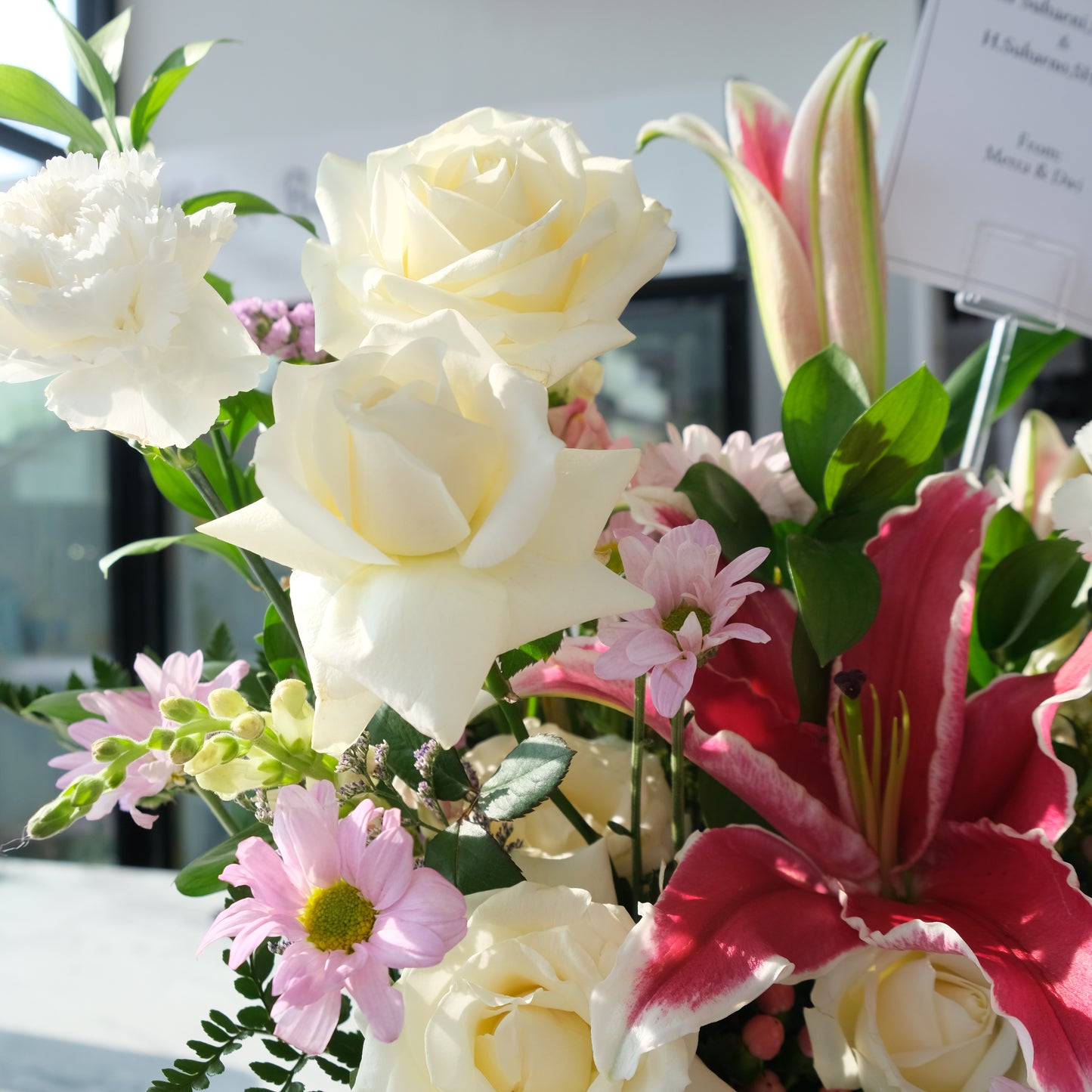 Blooming Elegant White Red Bloombox