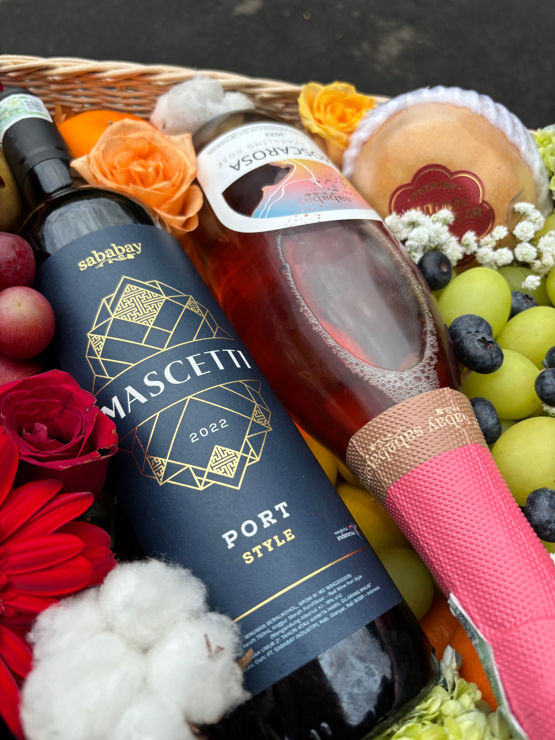 Double wine hamper dengan dua botol wine, buah segar, bunga segar elegan untuk pengiriman ke Jakarta