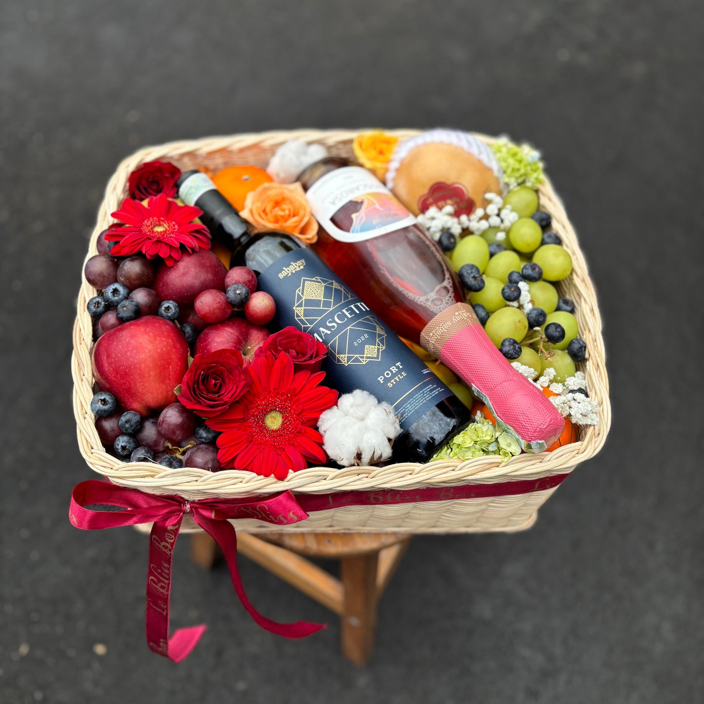 Surabaya wine hamper dengan dua botol wine, buah segar, bunga segar elegan untuk pengiriman ke Jakarta, Tangerang dan Surabaya dari Le Bliss Box.