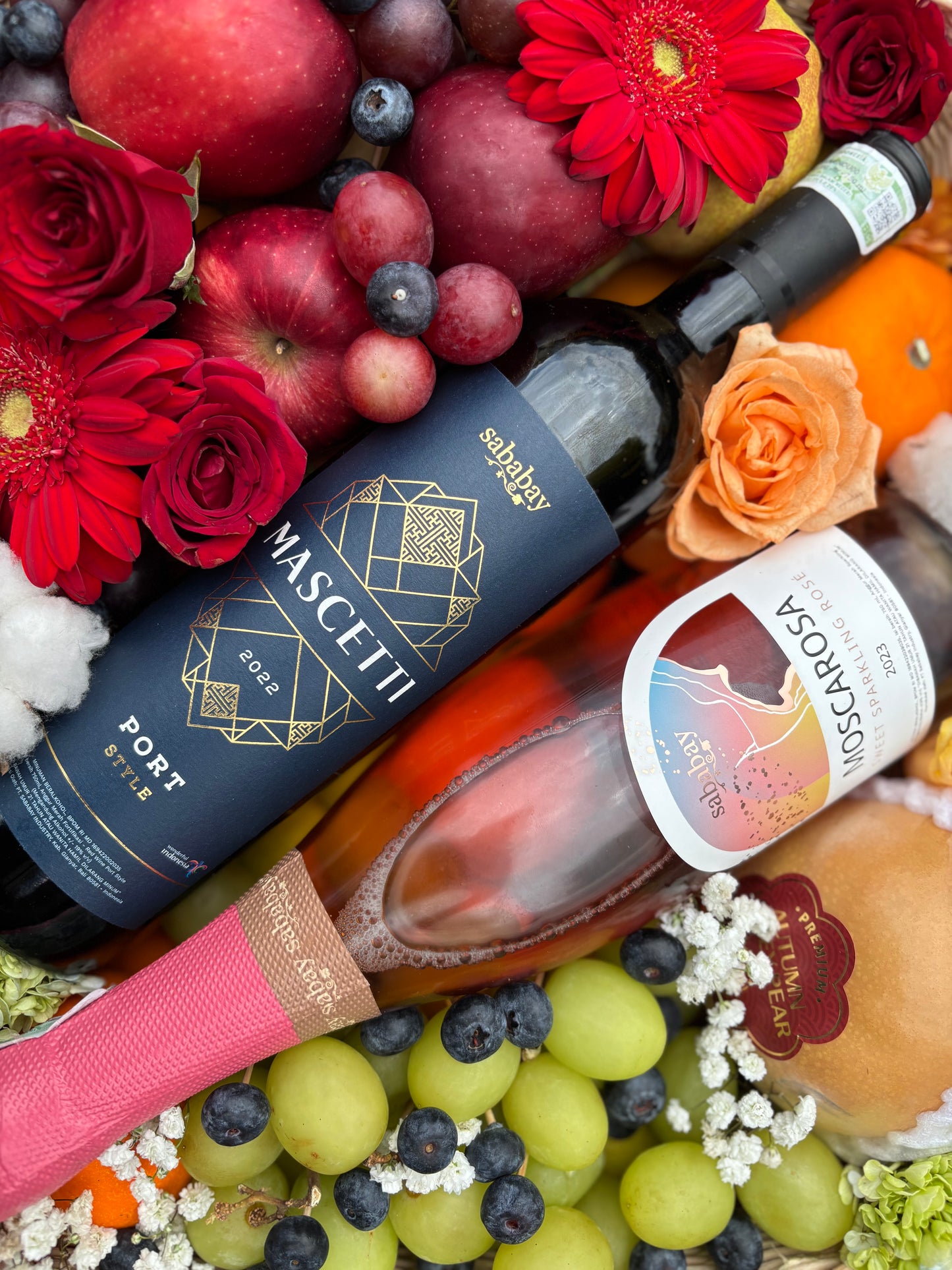 Double wine hamper dengan dua botol wine, camilan premium, dan dekorasi elegan untuk pengiriman ke Jakarta