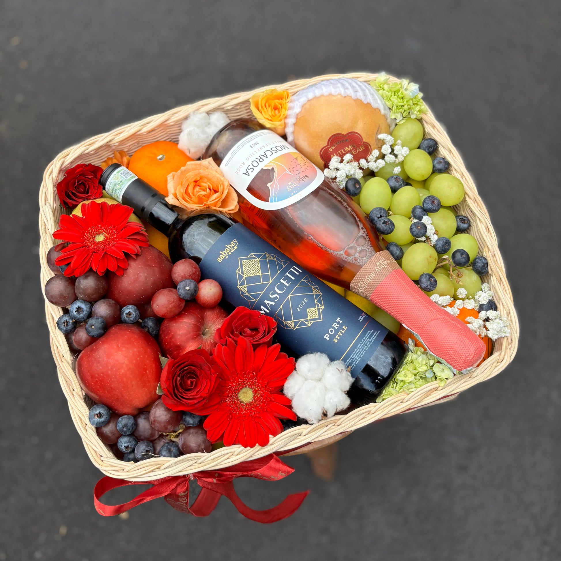 Double wine hamper dengan dua botol wine, camilan premium, dan dekorasi elegan untuk pengiriman ke Jakarta dan Surabaya