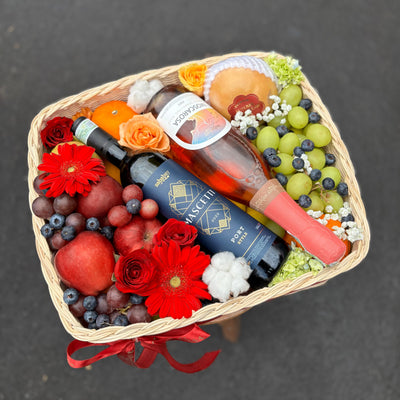 Double wine hamper dengan dua botol wine, camilan premium, dan dekorasi elegan untuk pengiriman ke Jakarta dan Surabaya