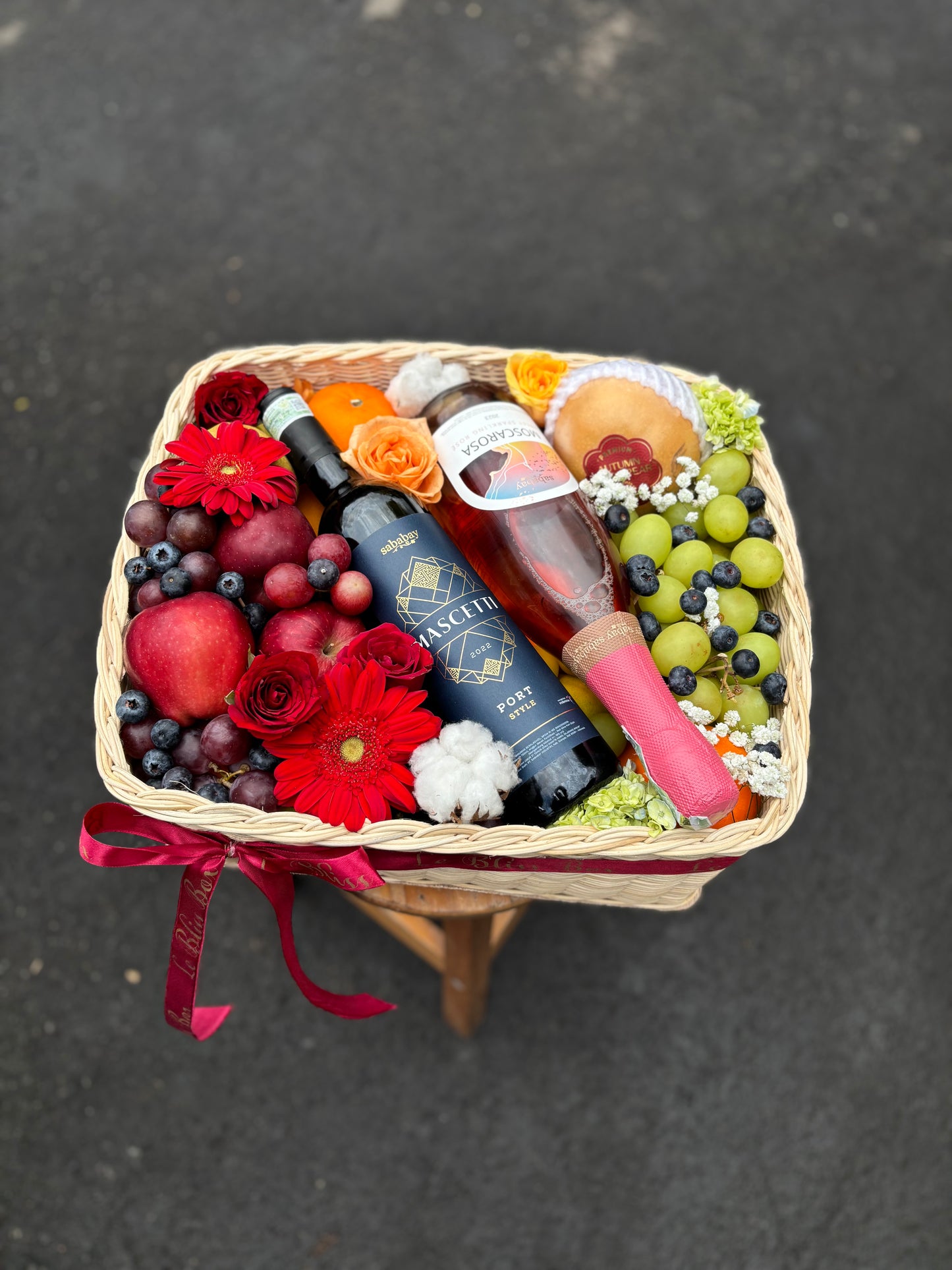 Double wine hamper dengan dua botol wine dan dekorasi elegan untuk pengiriman ke Jakarta dan Surabaya