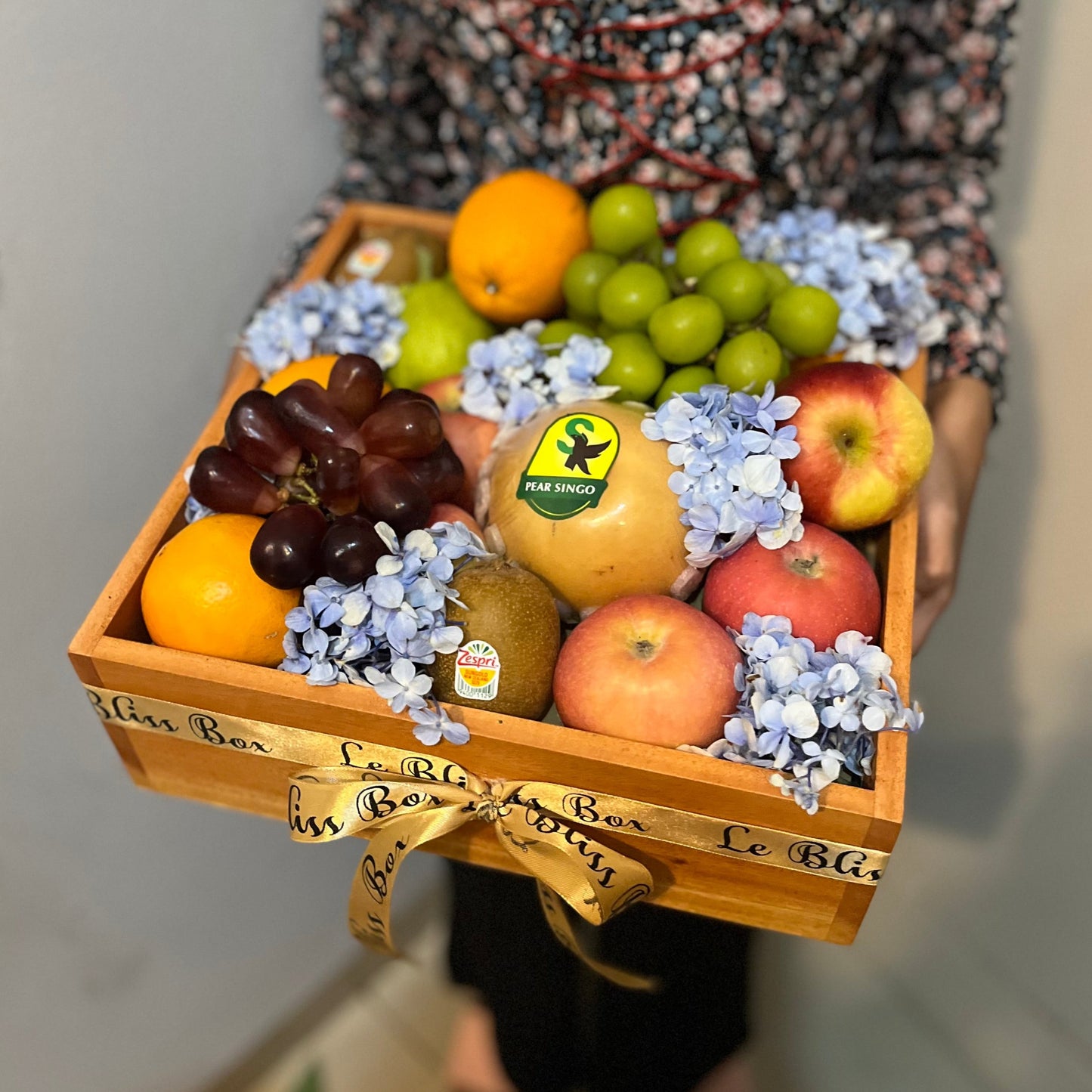 Hydrangea Wooden Fruit Box – Parcel Buah dengan Bunga Hydrangea untuk Jakarta, Surabaya, Tangerang, dan Cirebon
