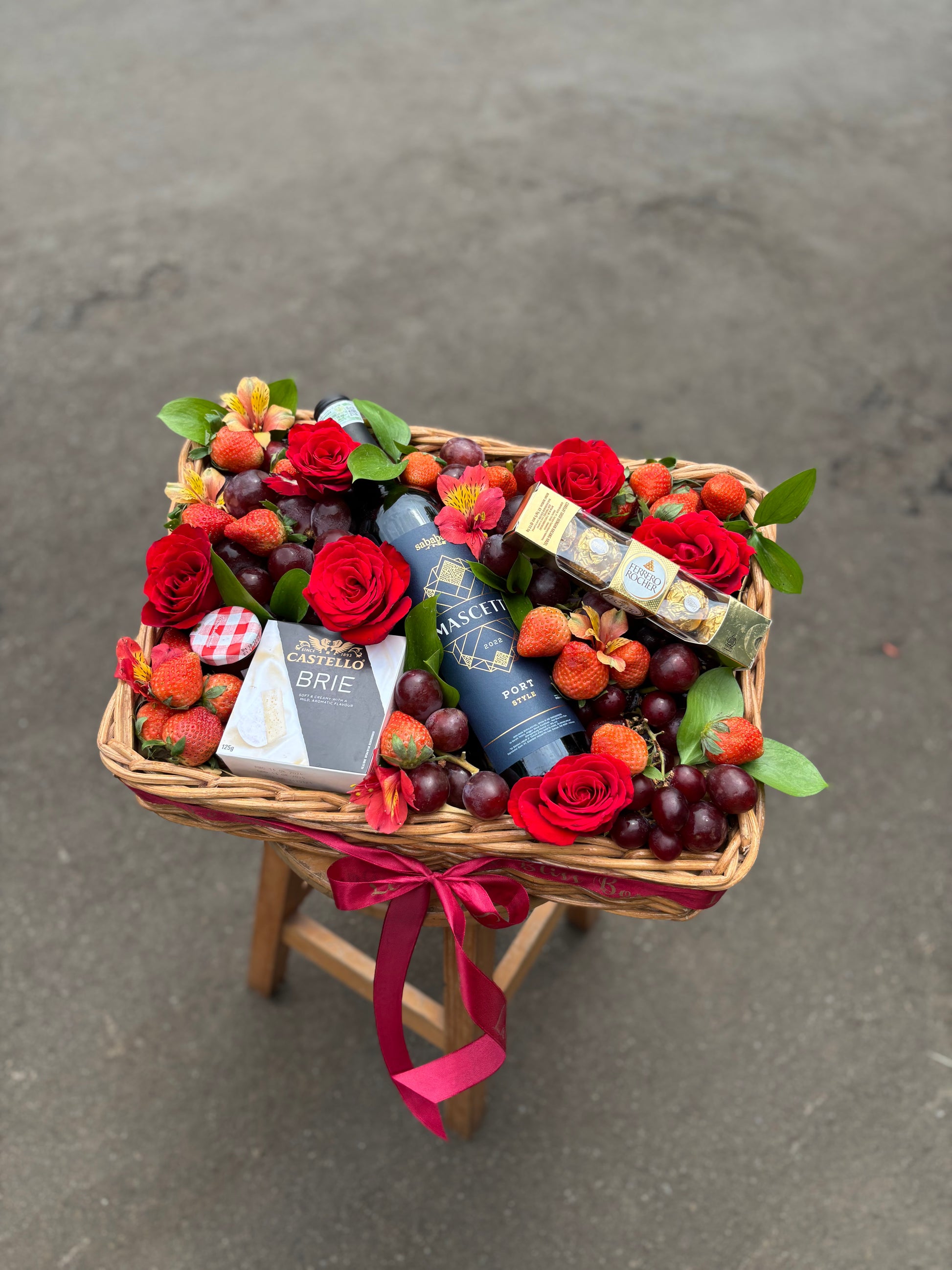 Elegant wine hamper by Le Bliss Box for delivery in Jakarta, Bintaro, Tangerang. Wine Cheese Fruit Hamper