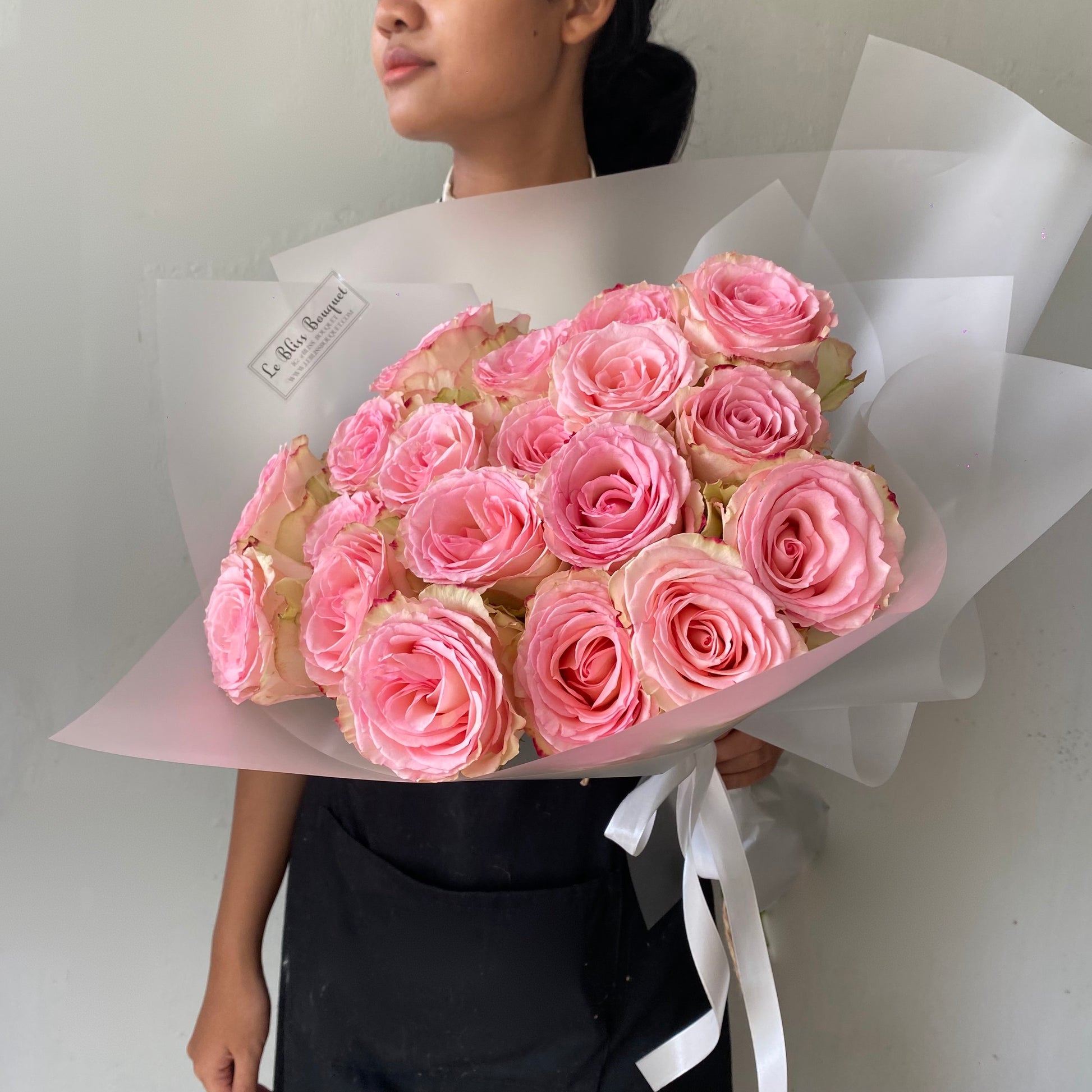 Esperance Ecuador rose bouquet with soft pink petals – Le Bliss Bouquet round wrap delivery Jakarta, Tangerang, Surabaya, Cirebon