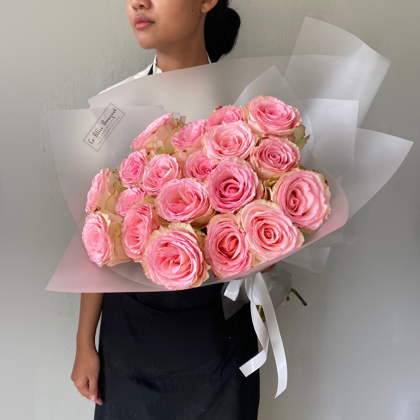 Esperance Ecuador rose bouquet with soft pink petals – Le Bliss Bouquet round wrap florist surabaya