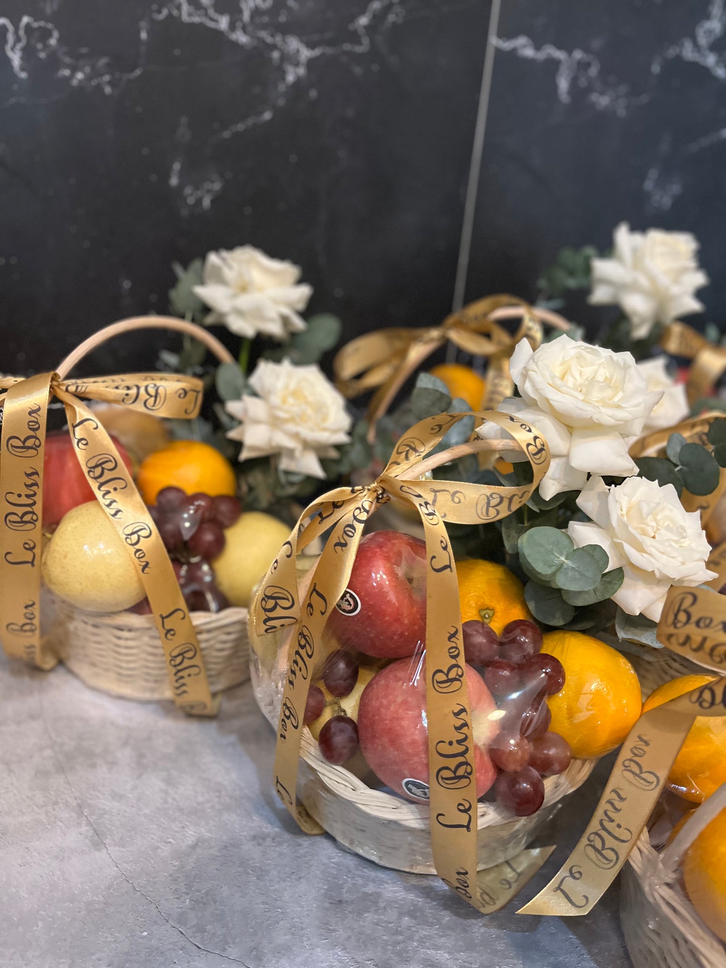 Small Basket Parcel Buah with Roses