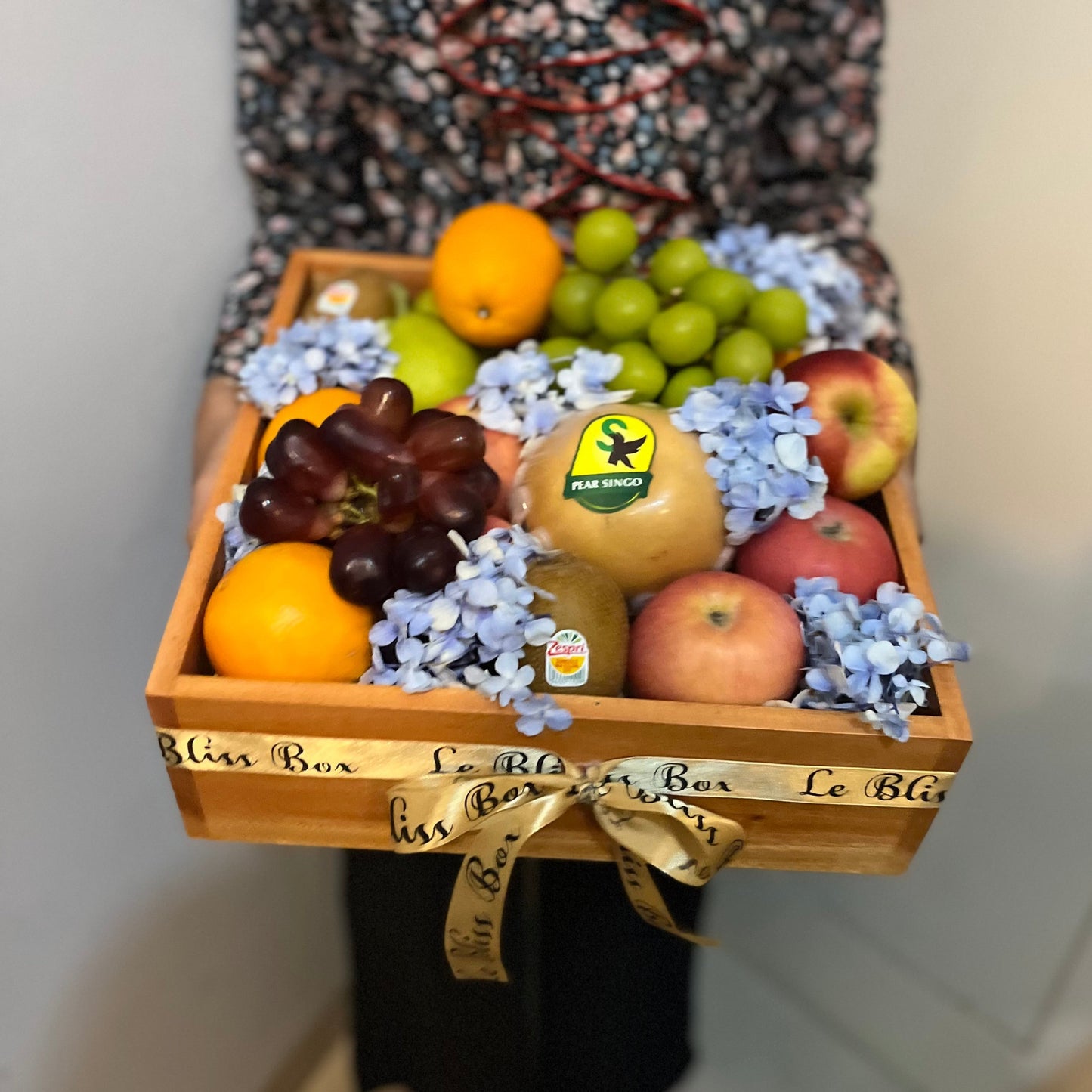  Parcel Buah dengan Bunga Hydrangea dan Kotak Kayu Premium untuk Jakarta, Surabaya, Tangerang, dan Cirebon
