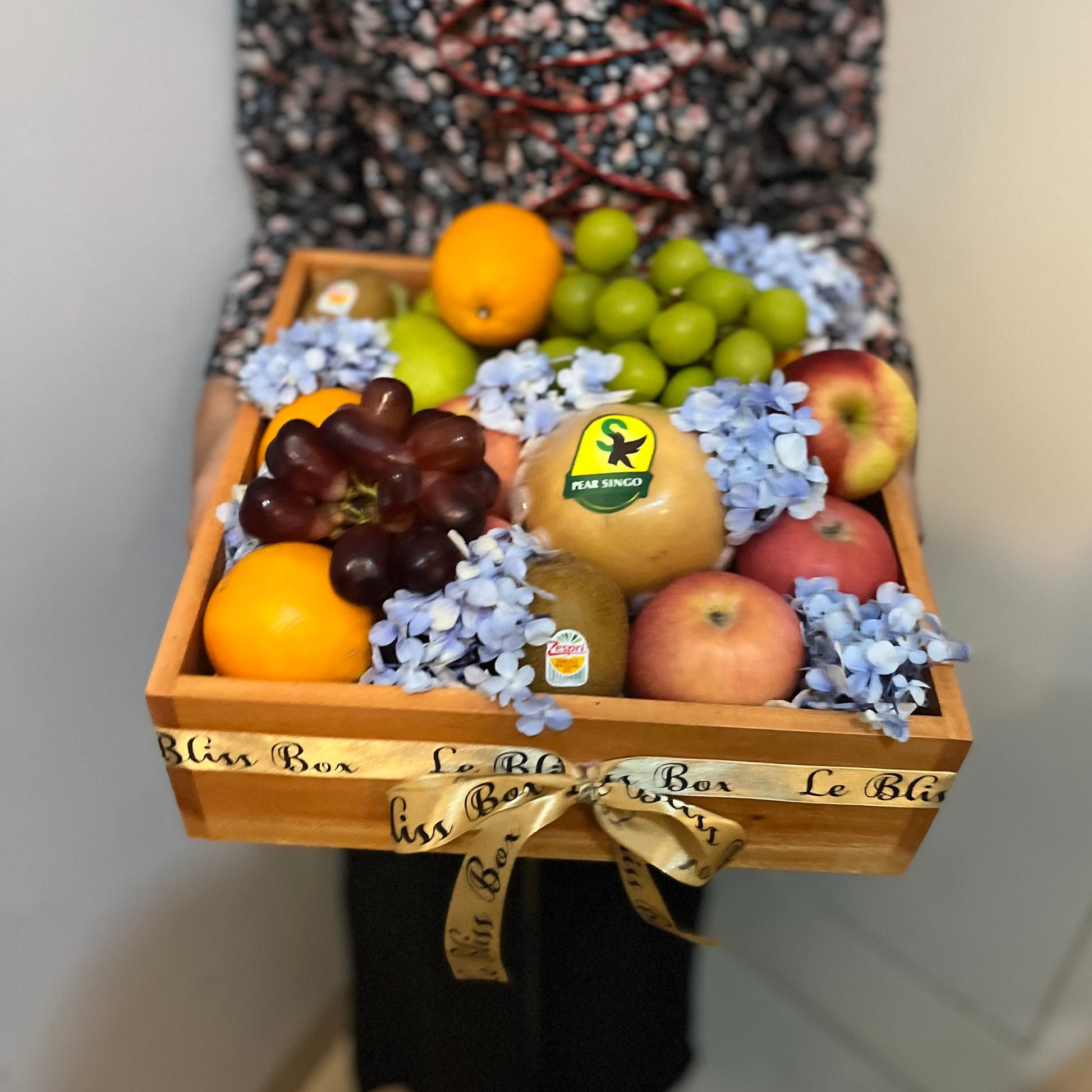  Parcel Buah dengan Bunga Hydrangea dan Kotak Kayu Premium untuk Jakarta, Surabaya, Tangerang, dan Cirebon
