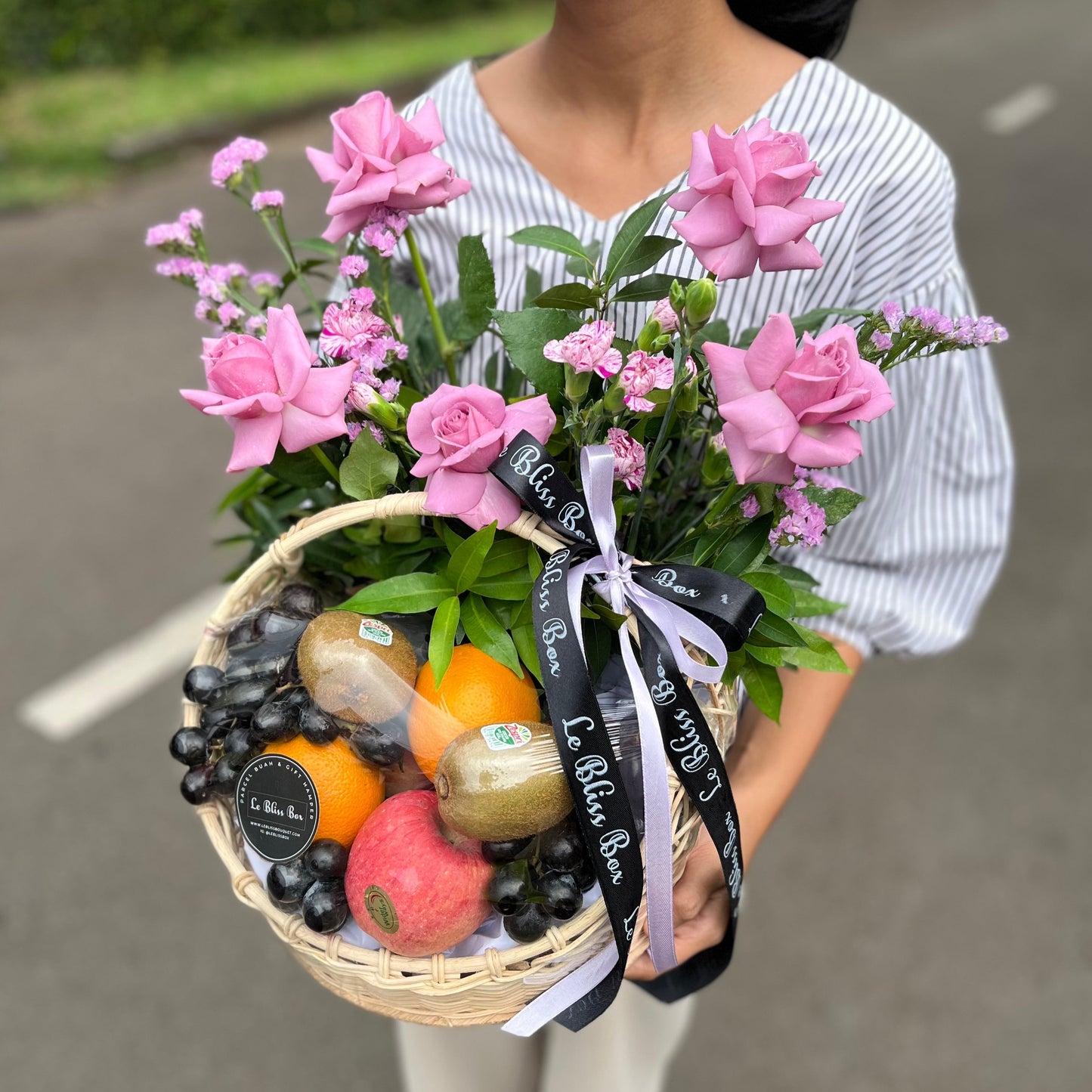 cool water rose dengan kombinasi buah premium. parcel buah import dengan kombinasi bunga by le bliss box. parcel buah surabaya