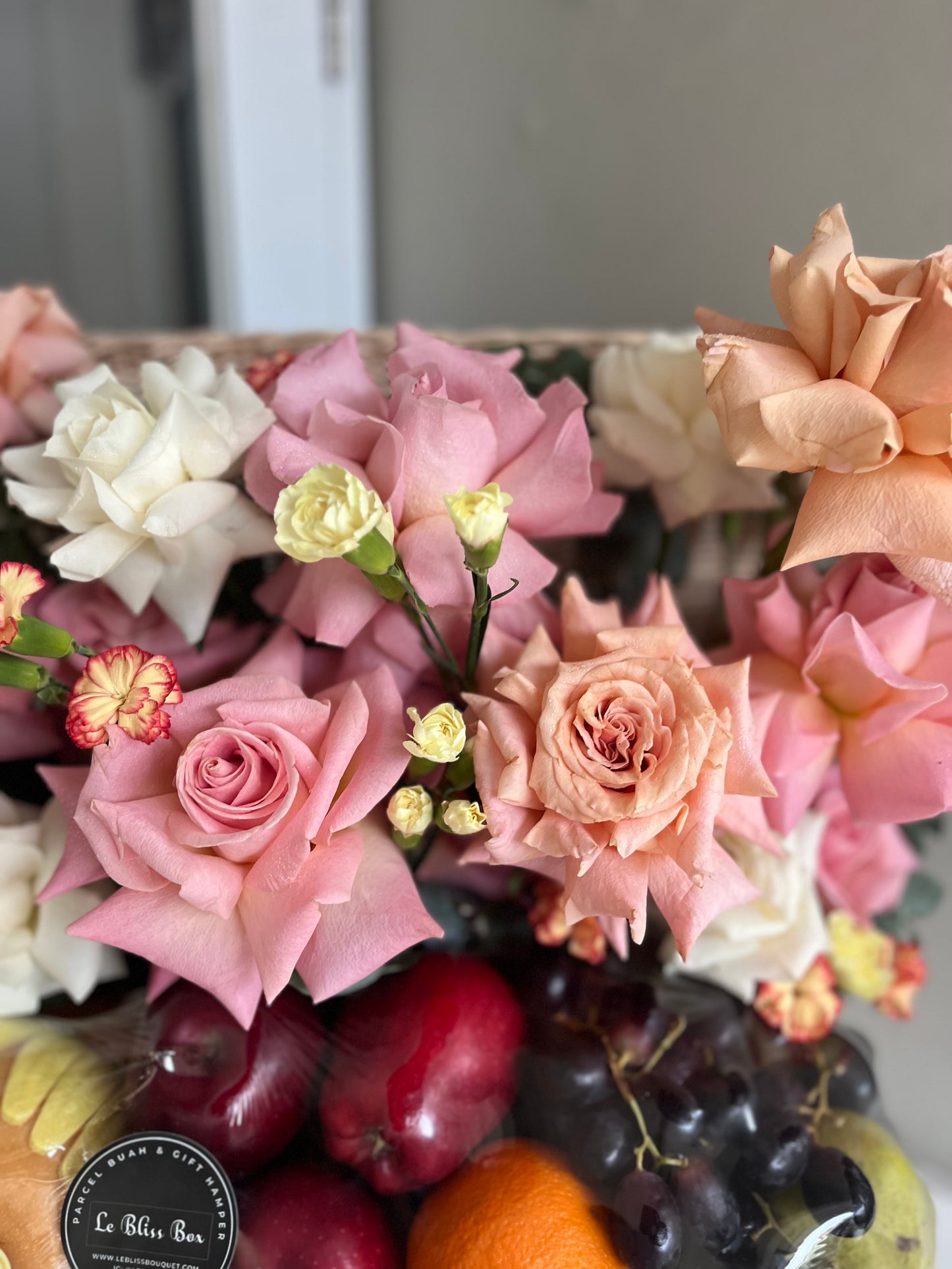 Ecuadorian Roses Grand Fruit Parcel