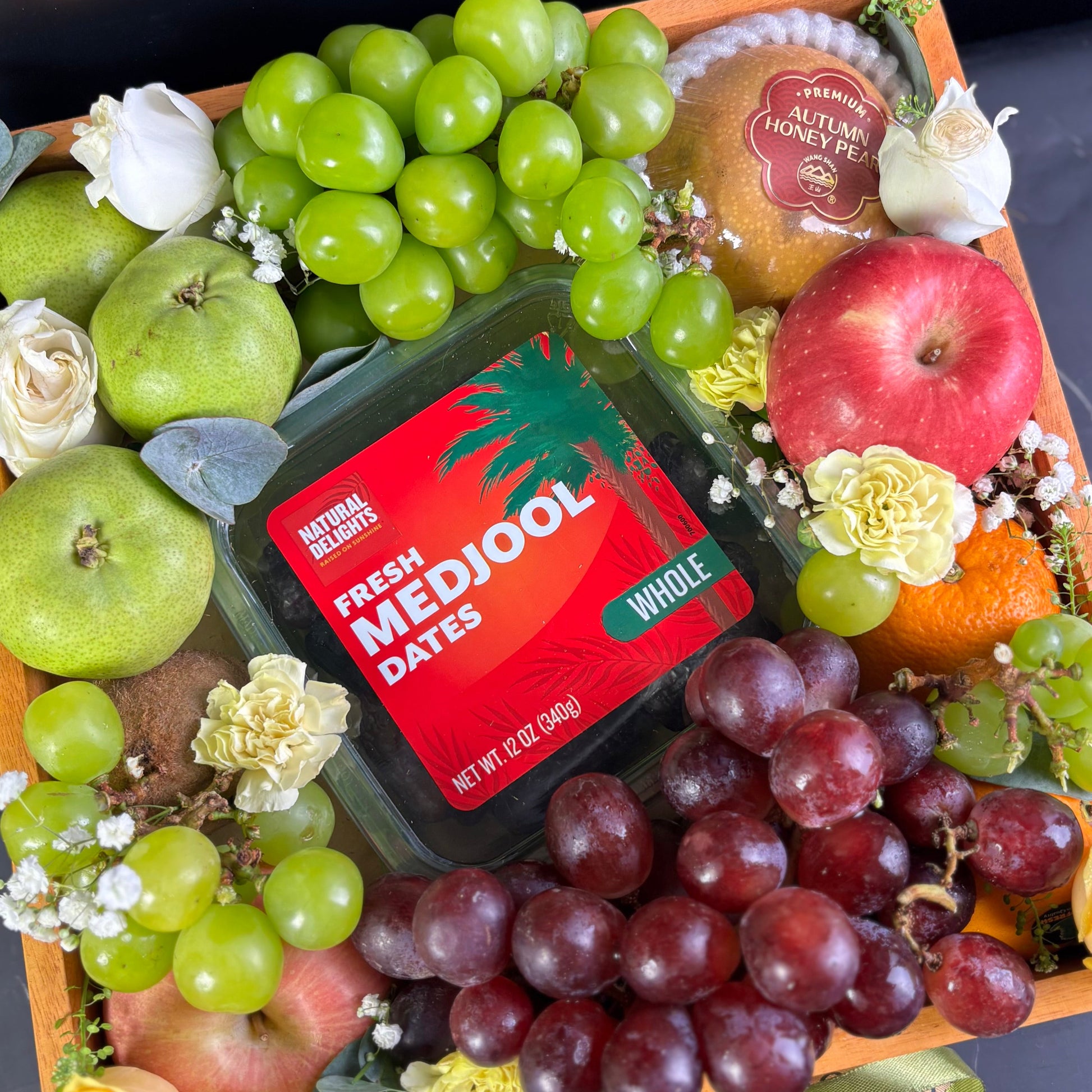 parcel buah dengan kurma medjool by le bliss box. parcel buah surabaya, hamper buah surabaya, fruit hamper surabaya