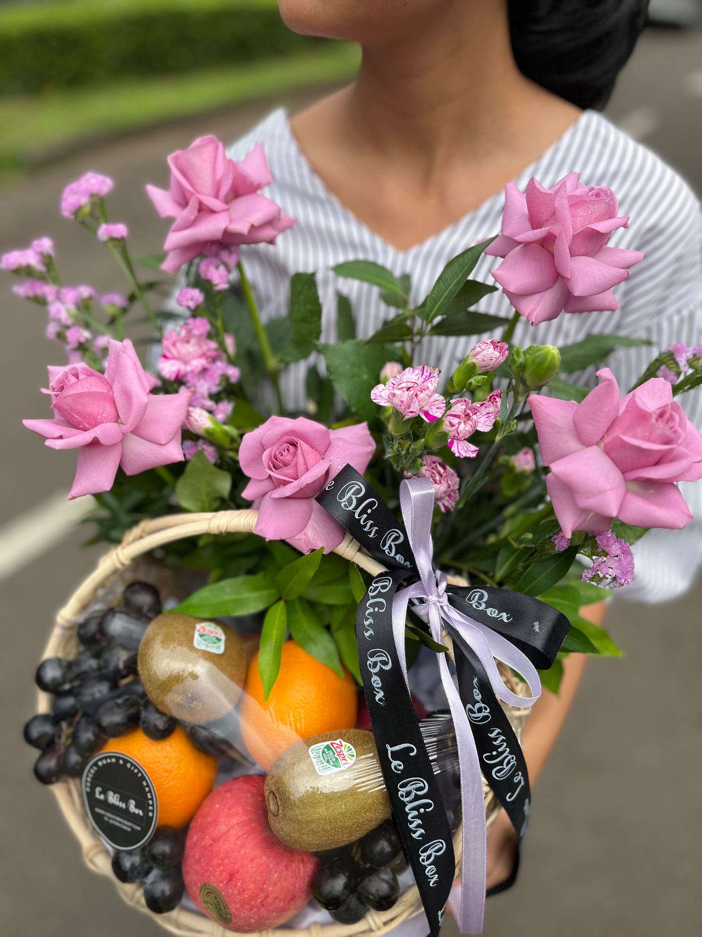mawar ungu dengan kombinasi buah premium. parcel buah import dengan kombinasi bunga by le bliss box. parcel buah surabaya