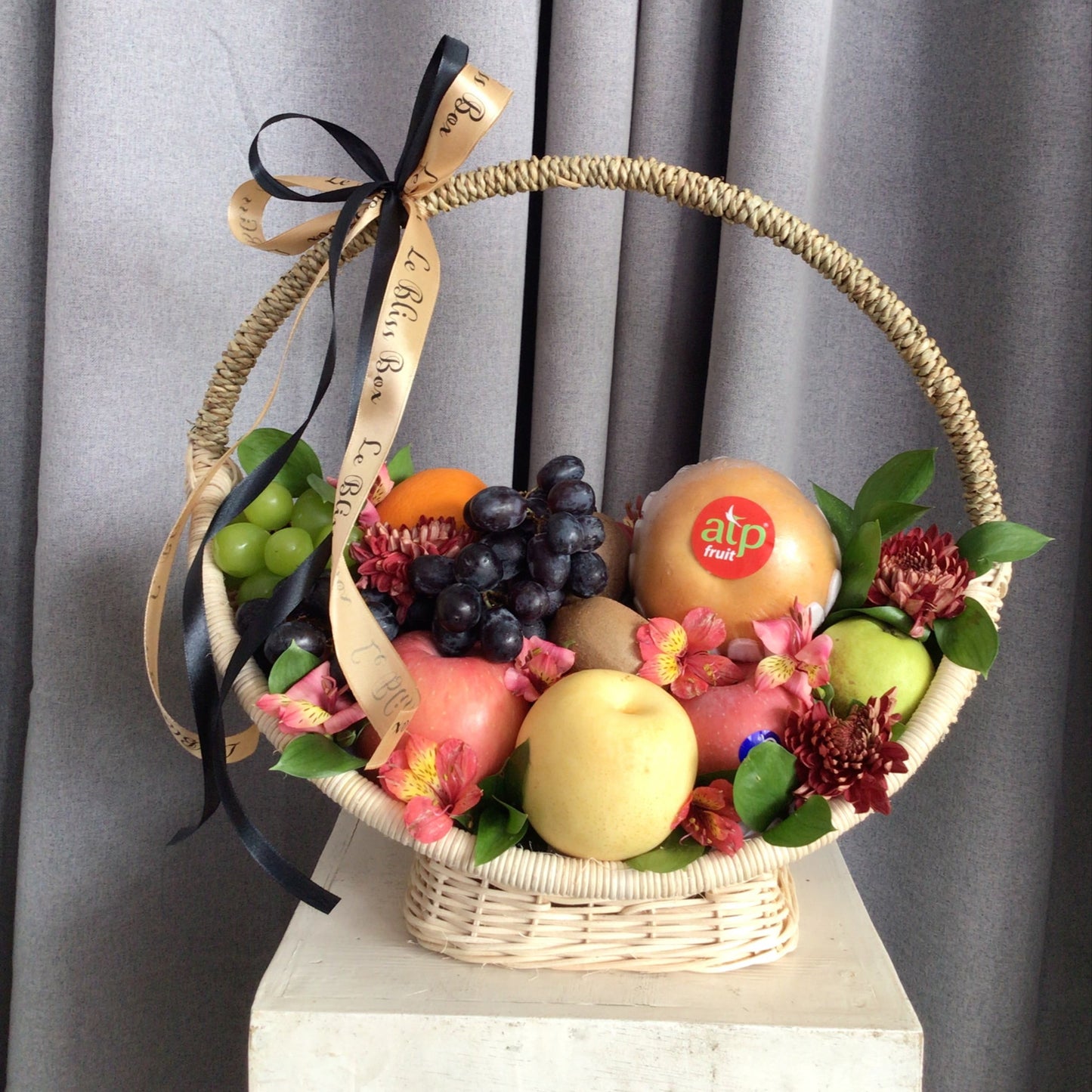  Fruit Basket Hamper dari Le Bliss Box, berisi buah-buahan segar premium. Pengiriman cepat ke Jakarta, Bintaro, Tangerang, dan Cirebon.