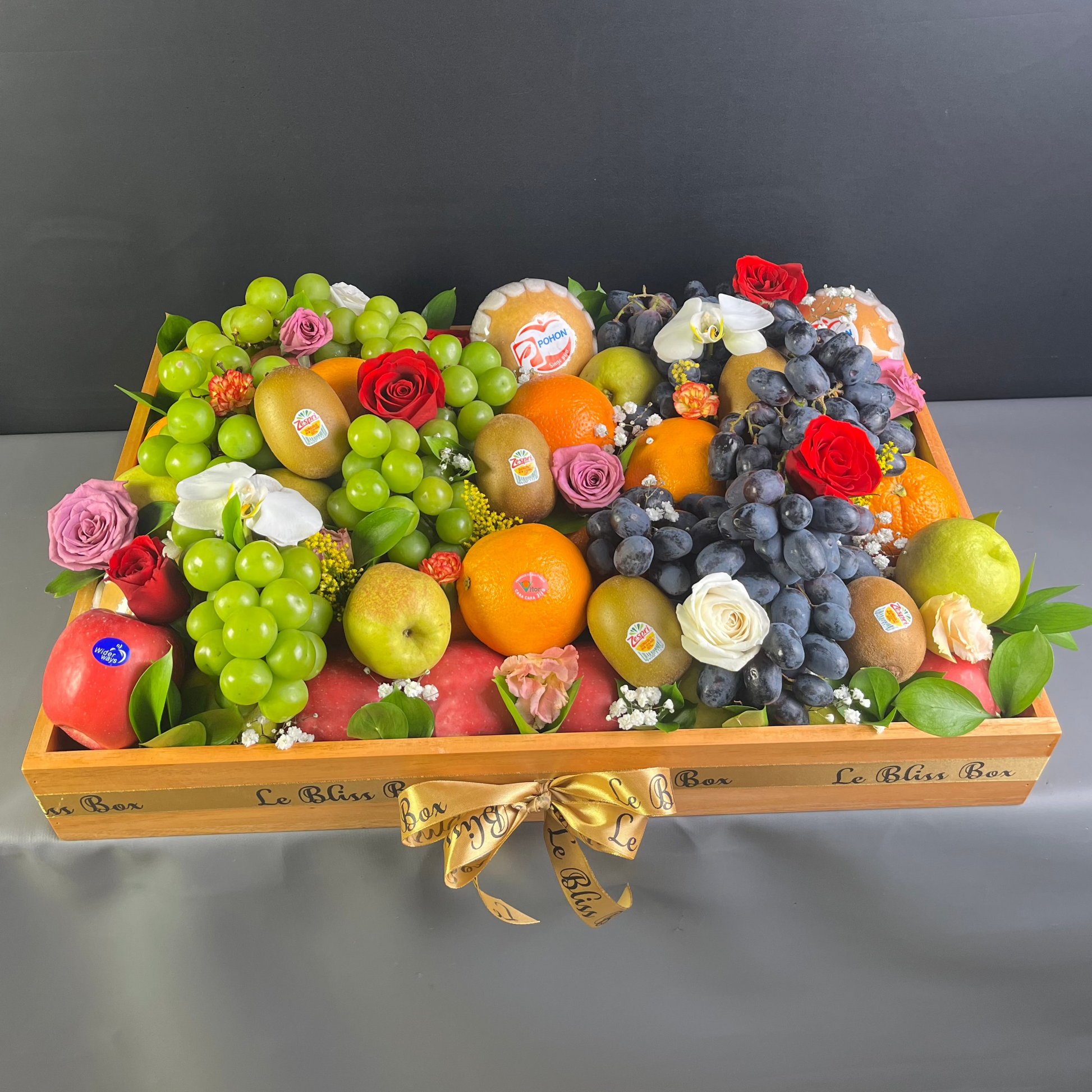Fruit and flower arrangement in a wooden box. parcel buah besar dengan kombinasi bunga dari le bliss box. pengiriman cepat untuk ke jakarta, tangerang, bintaro, surabaya