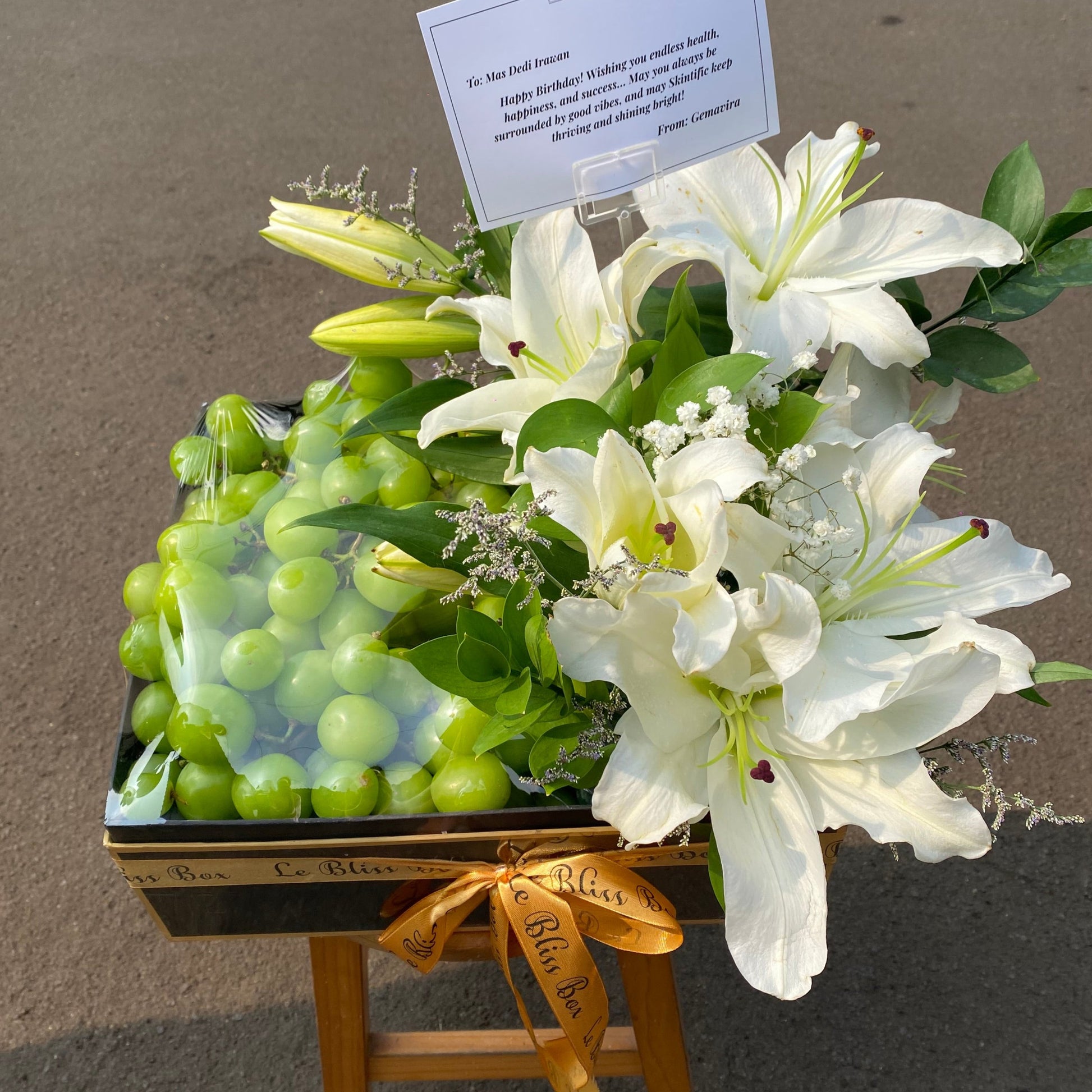 Fruit box elegan berisi Shine Muscat dan bunga lili, pengiriman cepat