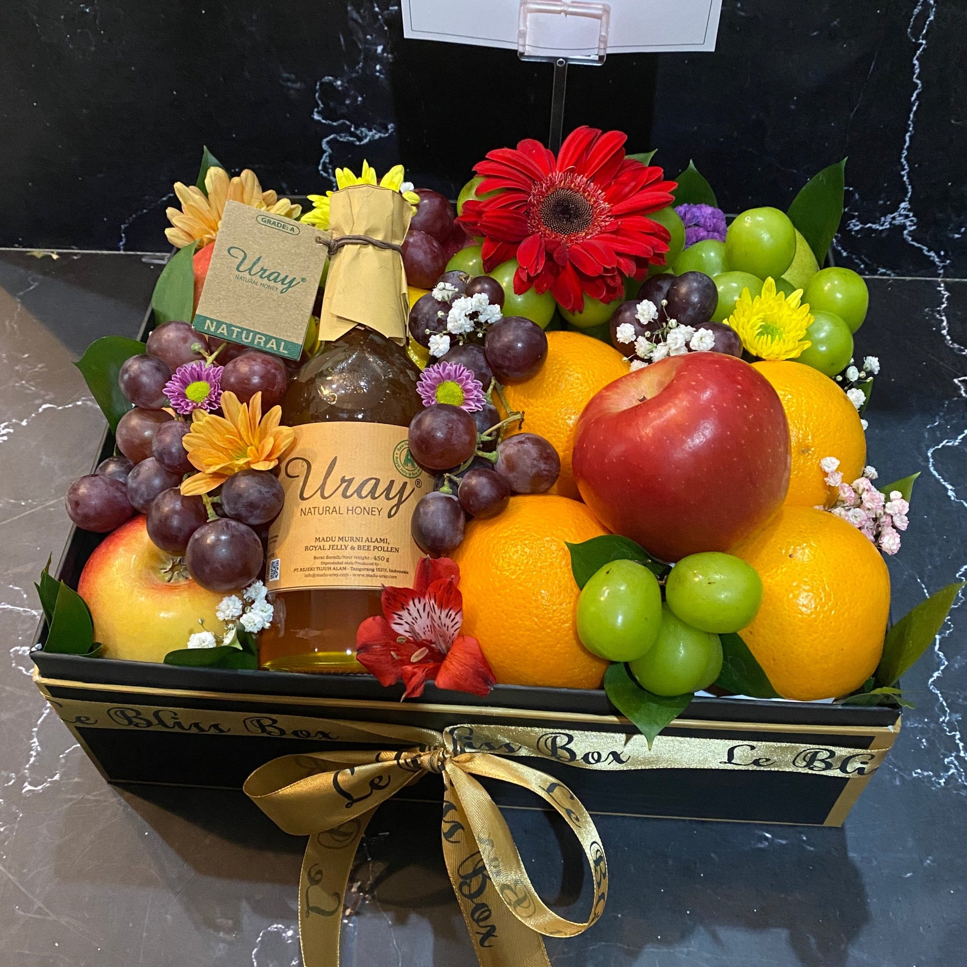 Fruit box segar dengan madu asli, dari Le Bliss Box. Parcel buah cirebon, parcel buah Bintaro, jakarta, surabaya