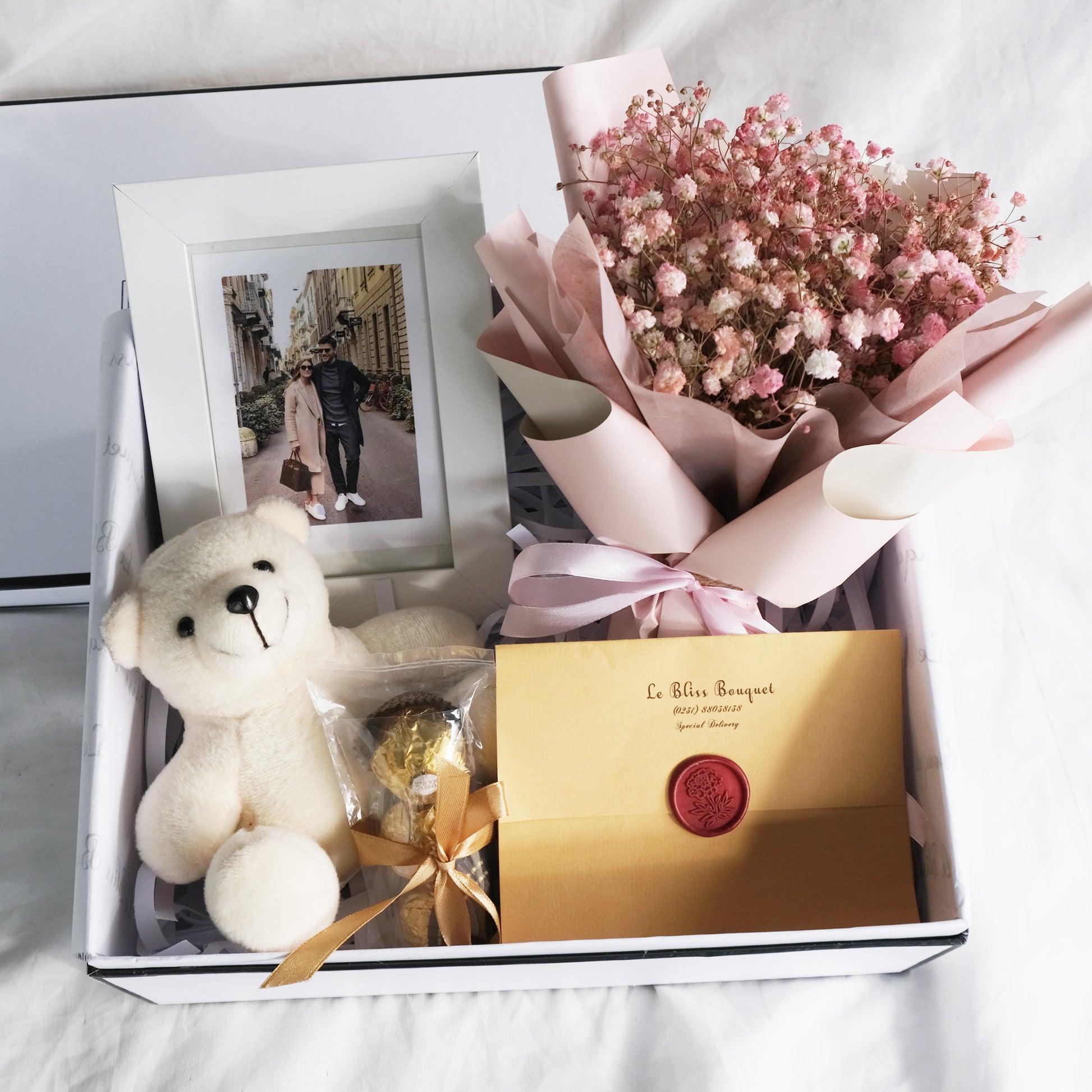 Gift Box mewah untuk hadiah spesial, tersedia untuk pengiriman di Bintaro dari Le Bliss Bouquet