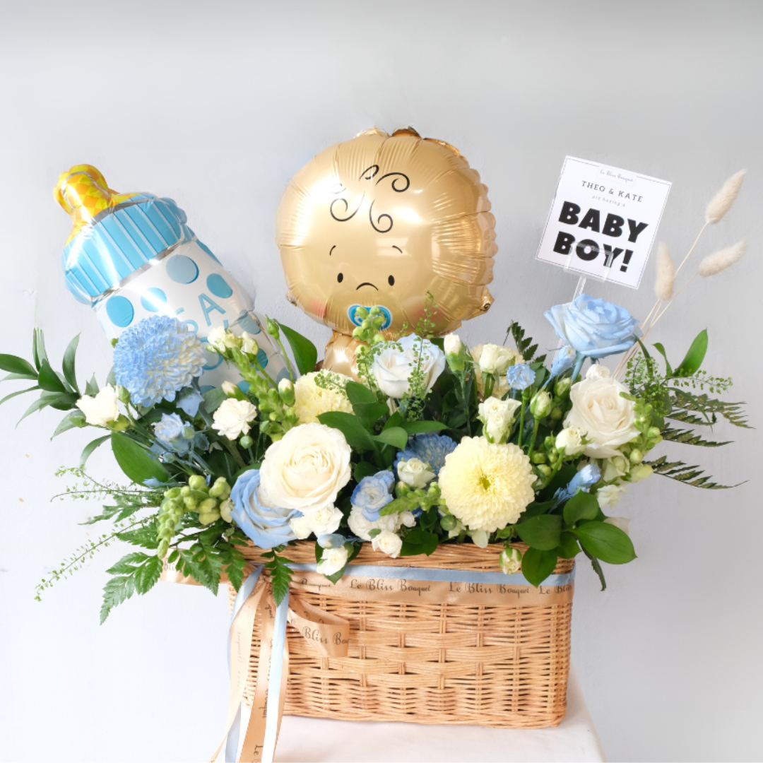 Hadiah bayi lahir untuk baby boy dengan bunga dalam keranjang rotan pengiriman Cirebon Bintaro Jakarta Tangerang.