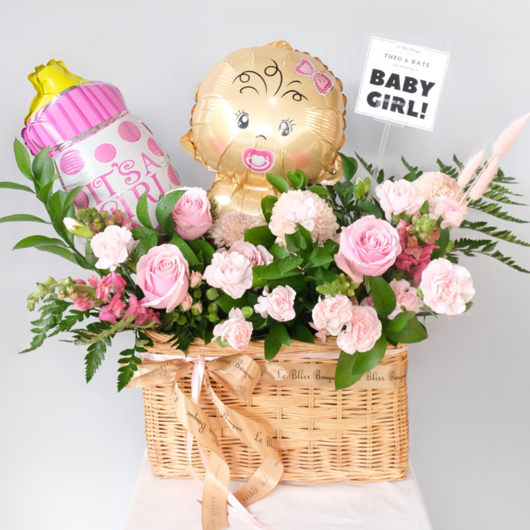 Hadiah kelahiran bayi perempuan dengan rangkaian bunga segar di rattan, tersedia untuk pengiriman ke Cirebon, Bintaro, Tangerang, dan Jakarta.