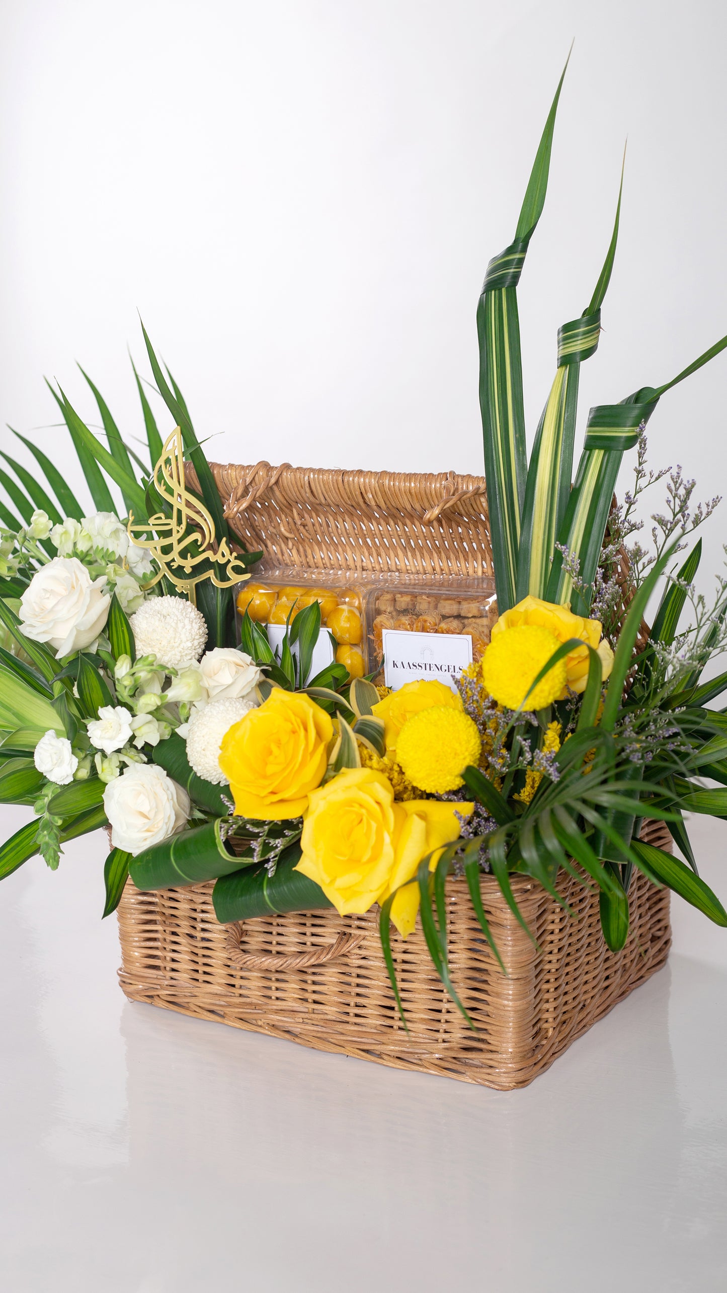 Hamper Eid Fitr in Jakarta delivery by Le Bliss Parcel lebaran bunga dengan cookies kastengel nastar