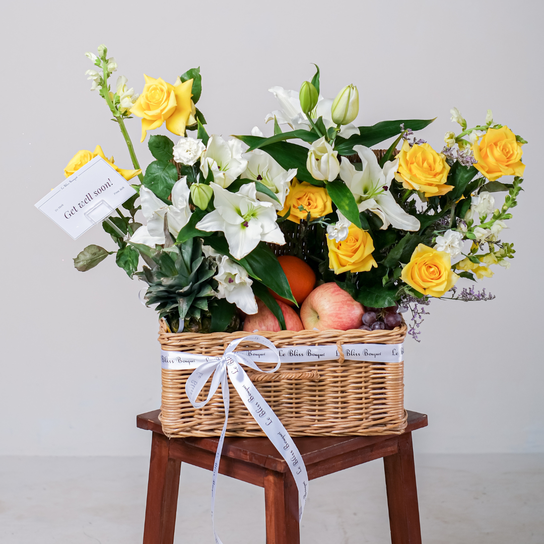 Hamper buah kekinian dengan lily wangi dan buah-buahan segar, siap kirim