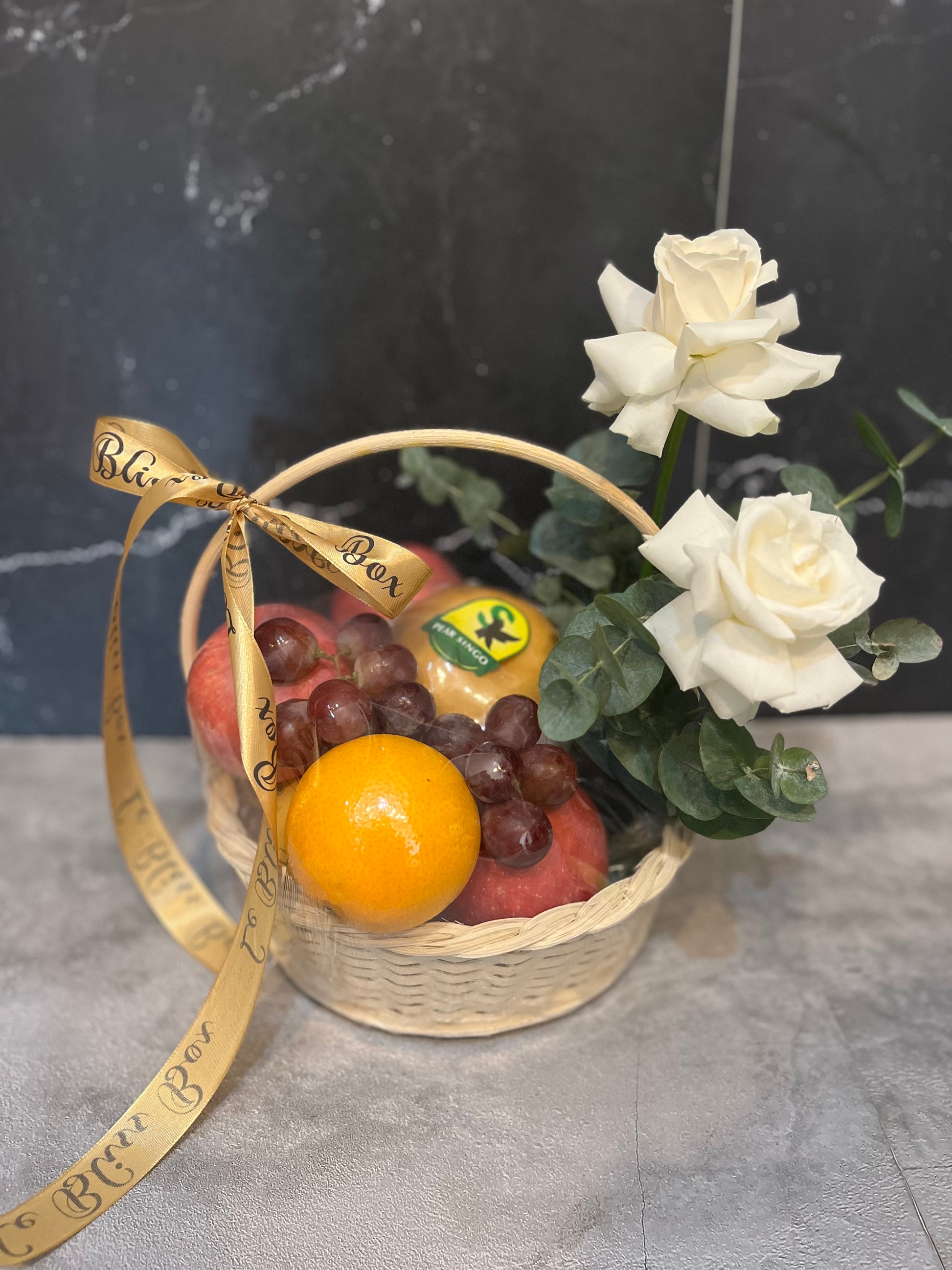 Hamper buah segar dengan hiasan mawar elegan, cocok untuk berbagai acara