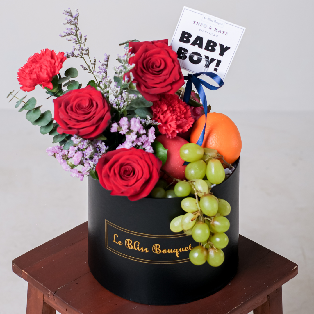 Hamper kekinian berisi buah dan bunga segar, ideal untuk hadiah bayi lahir.