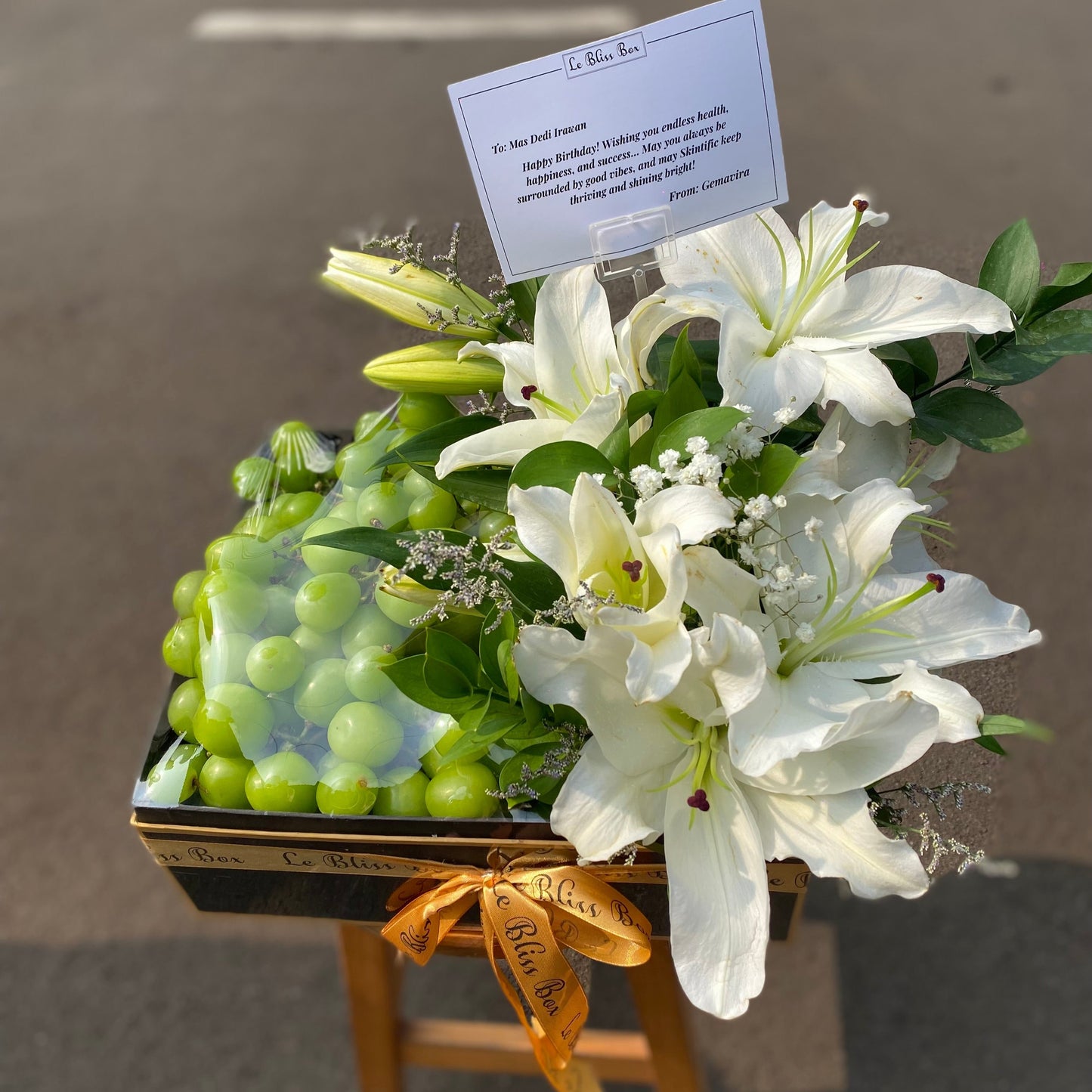 Hamper kekinian dengan Shine Muscat dan lili segar, dikirim ke Jakarta, Bintaro, Tangerang, Cirebon