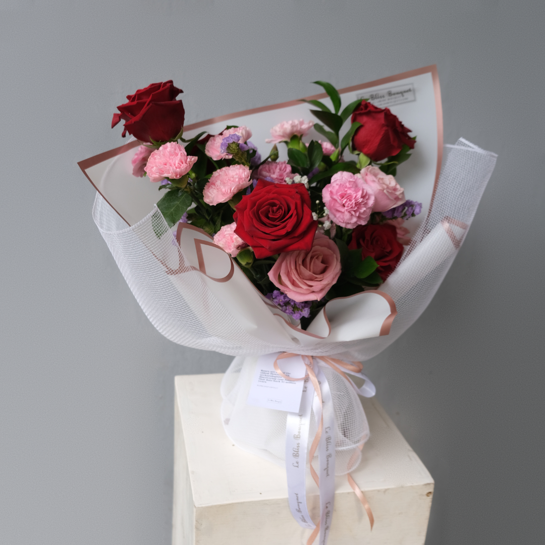 Hermosa X Explorer Bouquet in a Vase