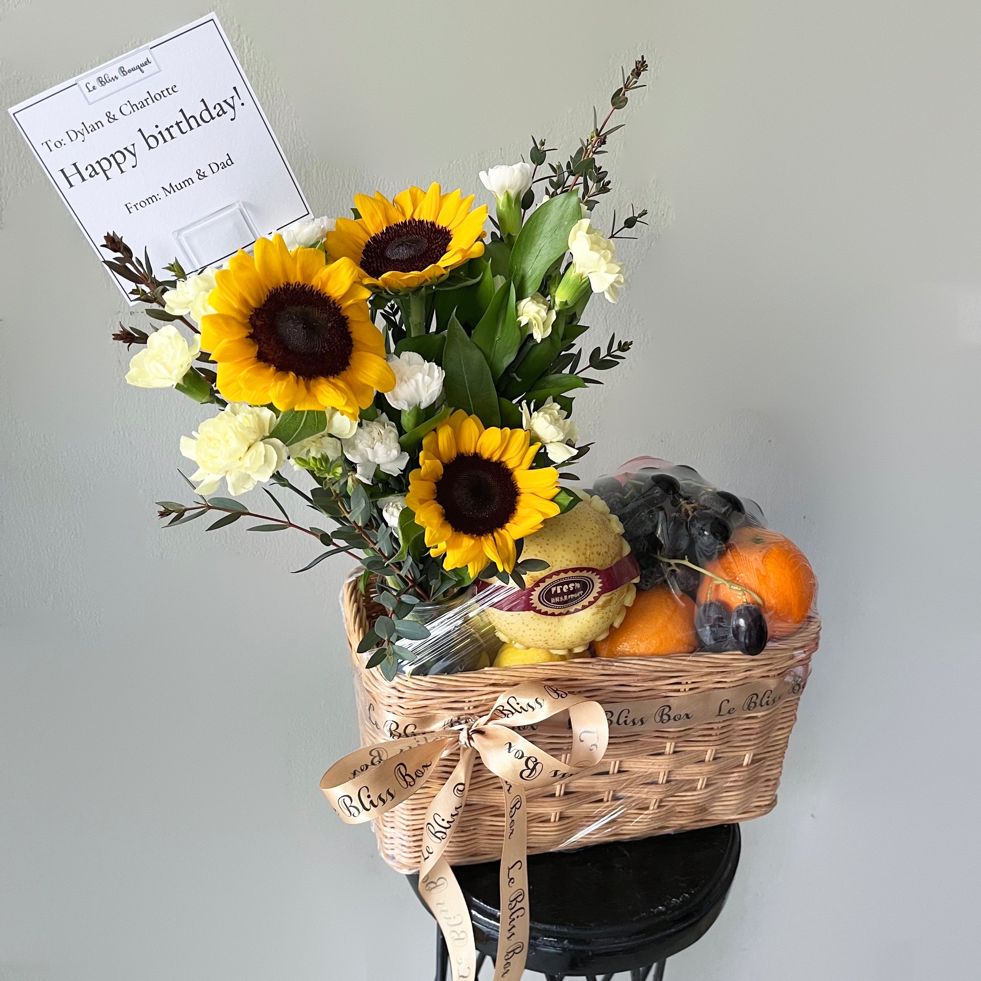 parcel buah surabaya dengan kombinasi bunga matahari segar by le bliss box