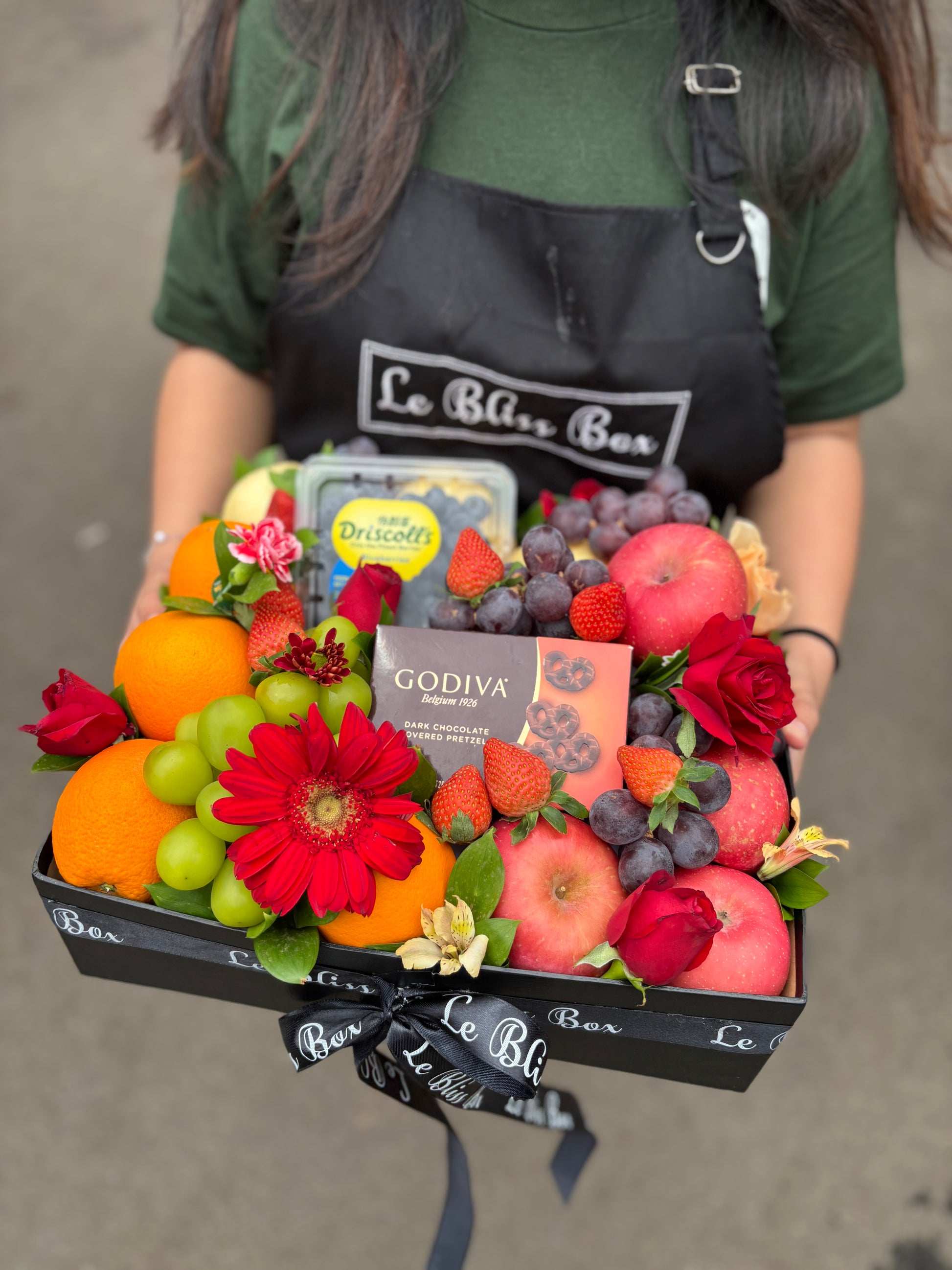 coklat godiva parcel buah surabaya, godiva fruit hamper, surabaya delivery by le bliss box