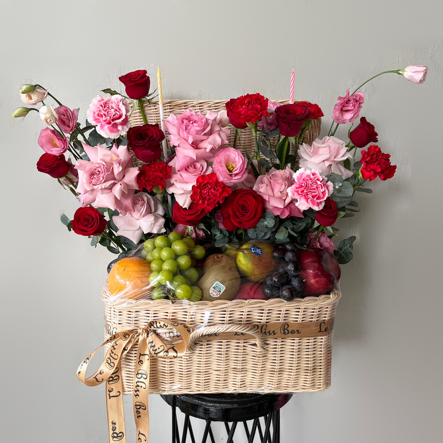 Birthday Grand Fruit Parcel by Le Bliss Box - parcel buah dan bunga kombinasi, pengiriman ke surabaya, Jakarta, tangerang, cirebon. parcel buah surabaya le bliss bouquet