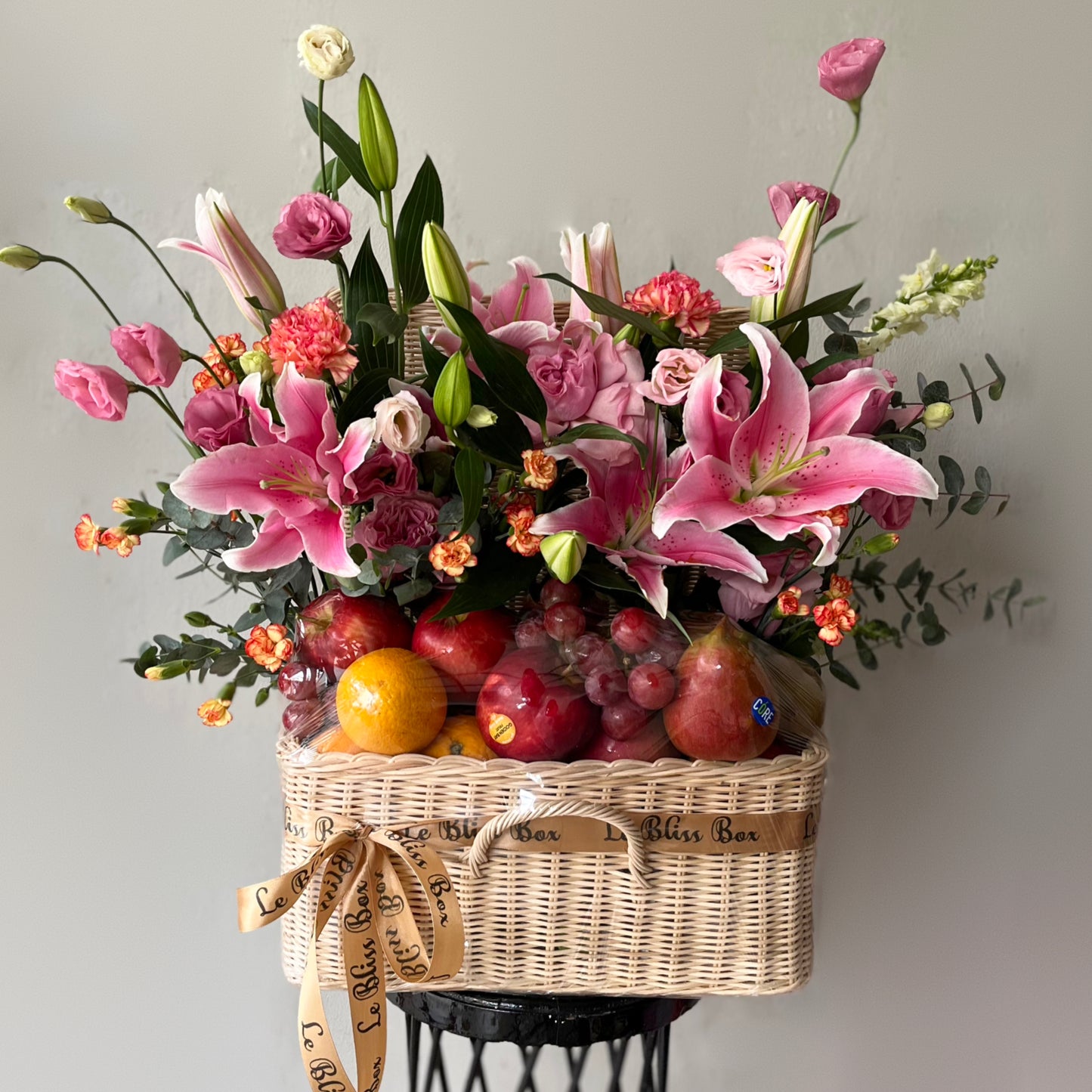grand fruit parcel by le bliss box berisi lily Casablanca pink, rose, carnation dicampur dengan buah premium, perfect for any occasion. parcel buah surabaya, parcel buah Bintaro, parcel buah tangerang, parcel buah jakarta