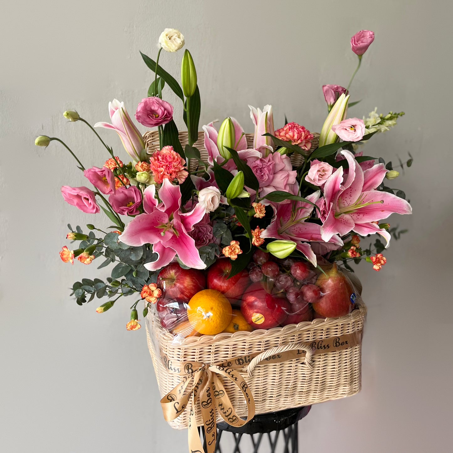 parcel buah surabaya. grand fruit parcel by le bliss box berisi lily Casablanca pink, rose, carnation dicampur dengan buah premium, perfect for any occasion. hamper buah surabaya, parcel buah Bintaro, parcel buah tangerang, parcel buah jakarta