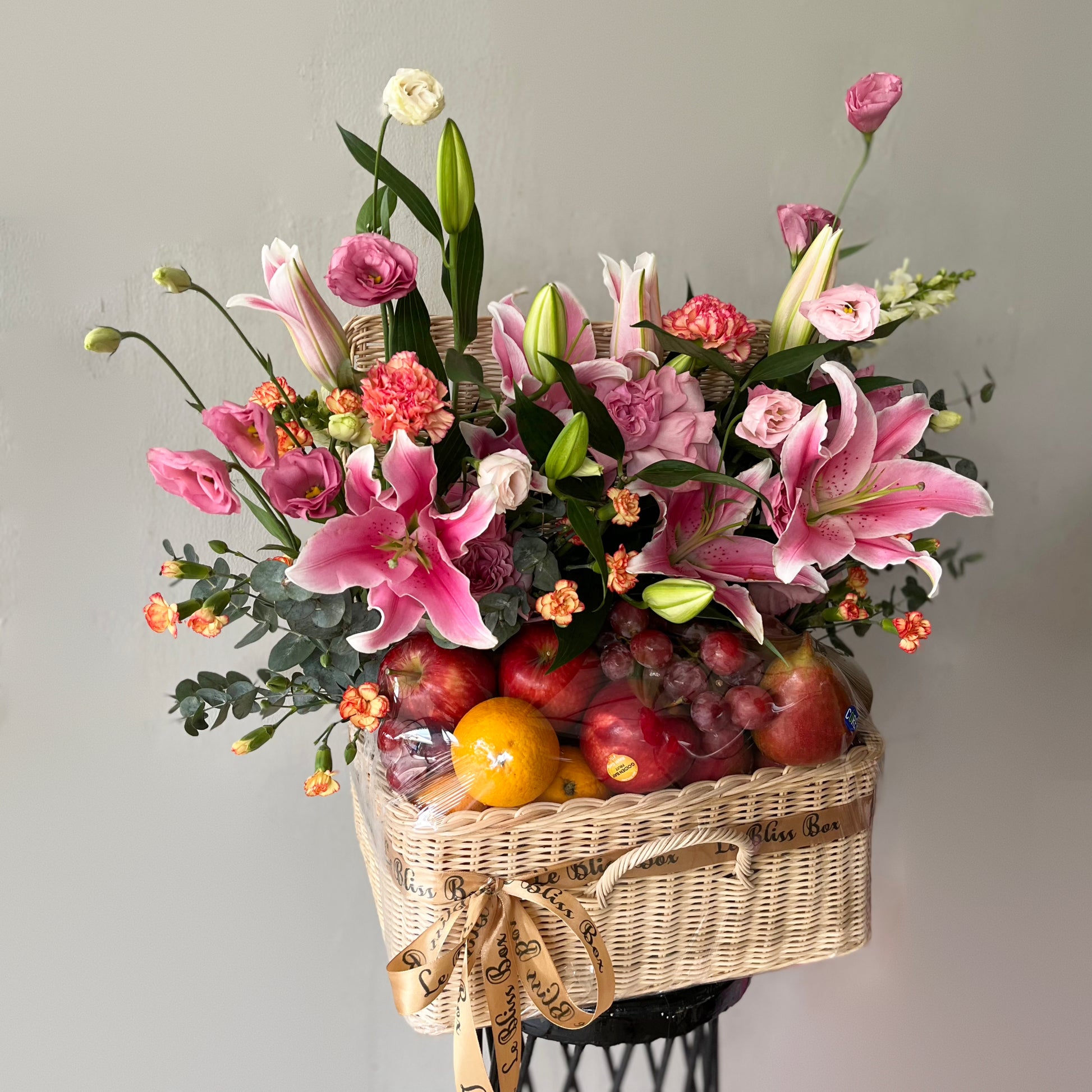 parcel buah surabaya. grand fruit parcel by le bliss box berisi lily Casablanca pink, rose, carnation dicampur dengan buah premium, perfect for any occasion. hamper buah surabaya, parcel buah Bintaro, parcel buah tangerang, parcel buah jakarta