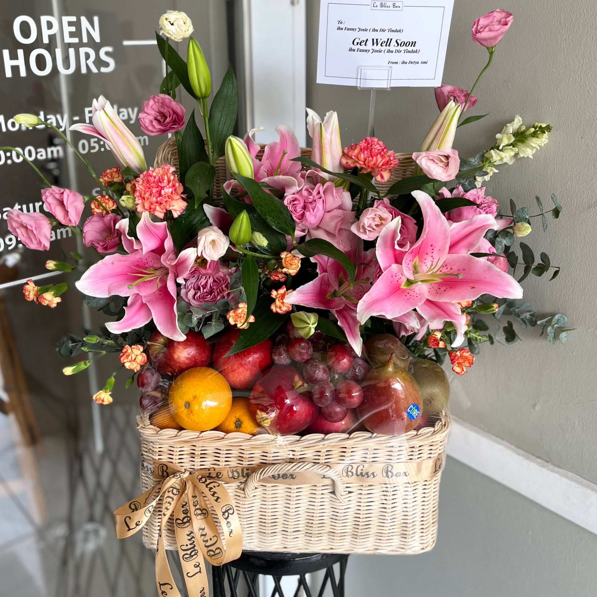 premium grand fruit parcel by le bliss box berisi lily Casablanca pink, rose, carnation dicampur dengan buah premium, perfect for any occasion. parcel buah surabaya, parcel buah Bintaro, parcel buah tangerang, parcel buah jakarta