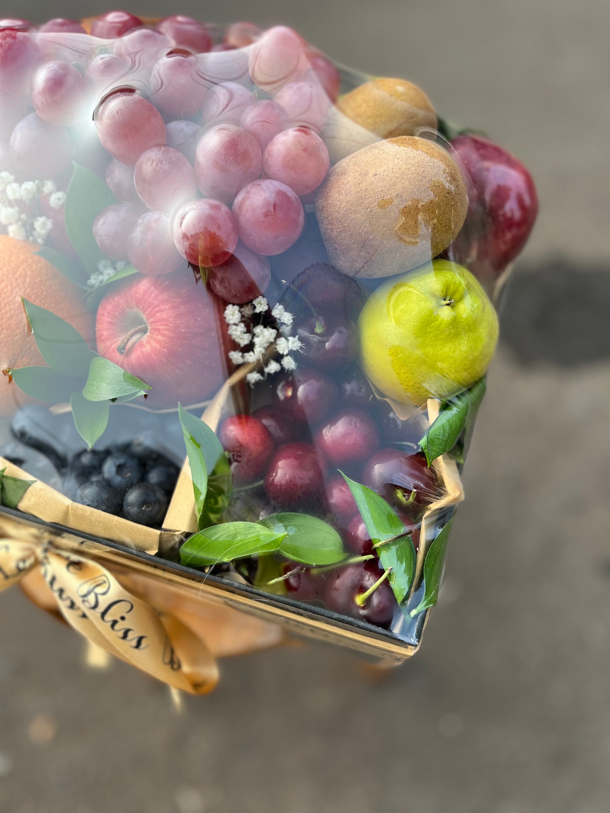 Parcel buah berries dan cherry segar dalam kotak premium – pengiriman ke Jabodetabek, Surabaya, dan Cirebon oleh Le Bliss Bouquet