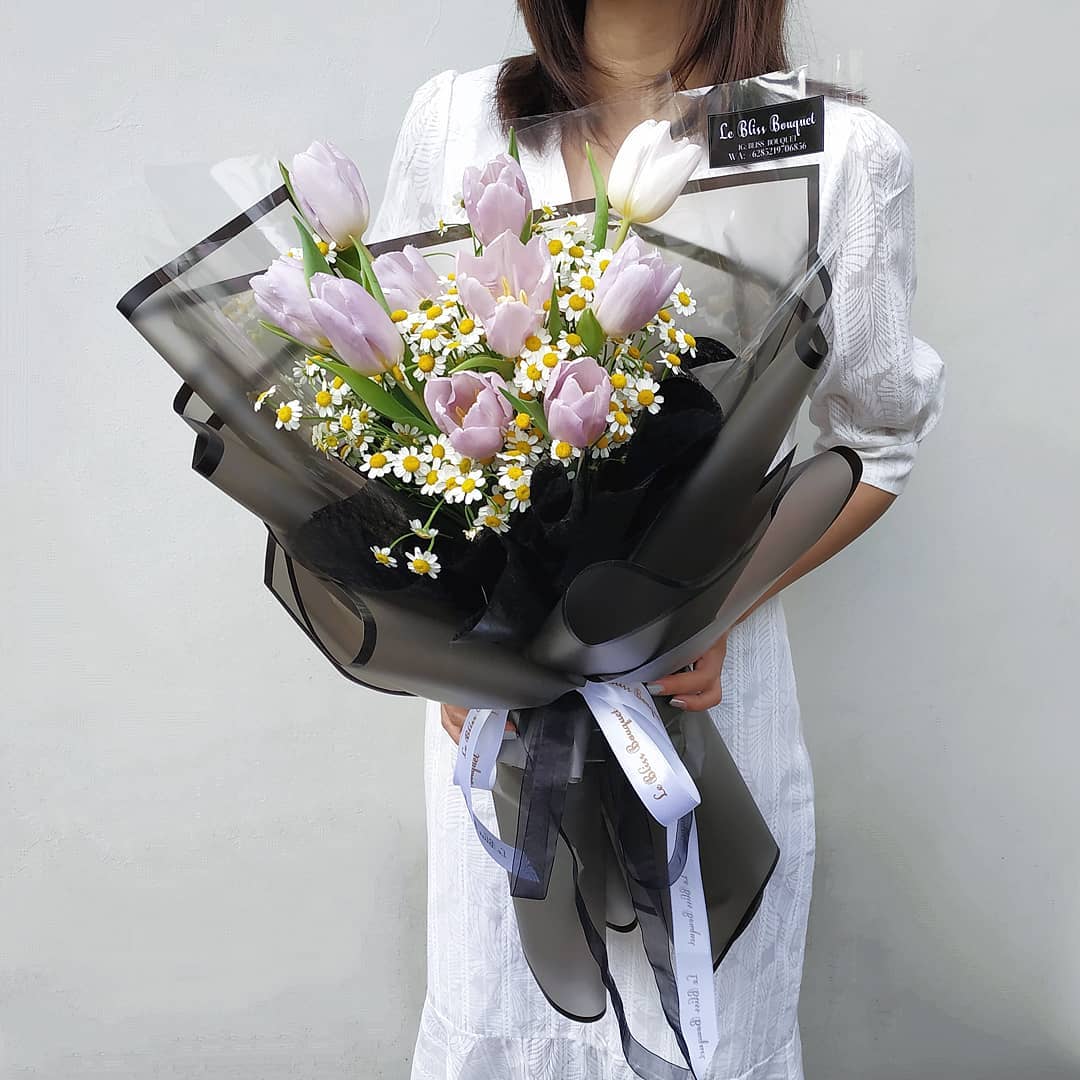 Candy Prince Tulip Chamomile Bouquet