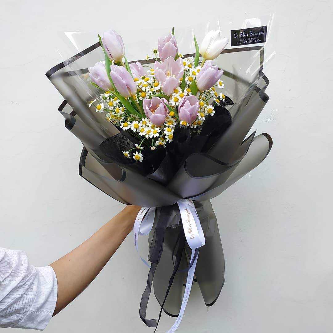 Candy Prince Tulip Chamomile Bouquet