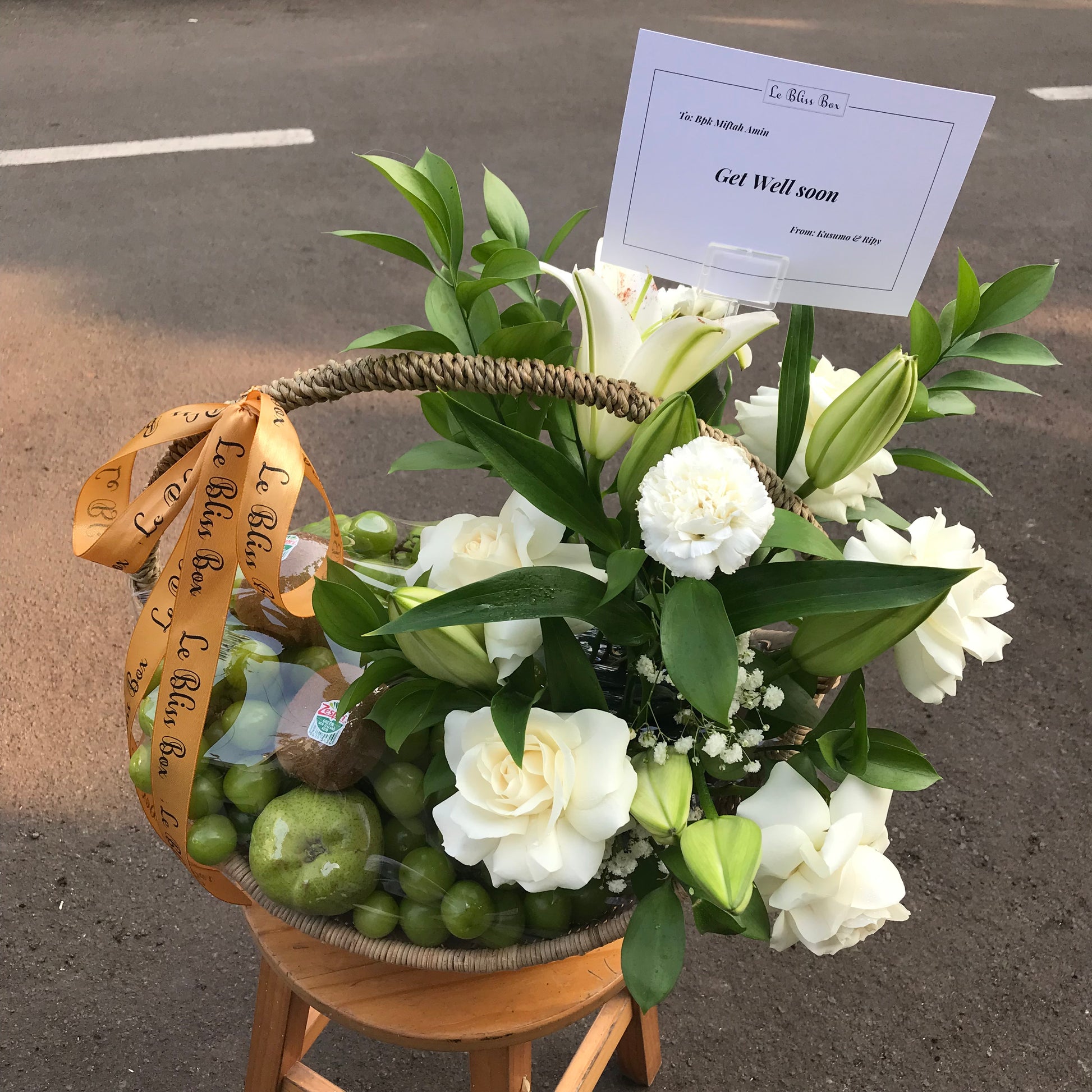 Hamper buah anggur pear kiwi dengan bunga Jakarta Bintaro