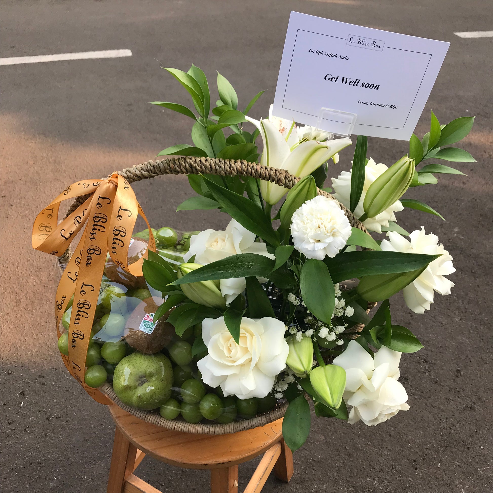 Hamper buah anggur pear kiwi dengan bunga Jakarta Bintaro
