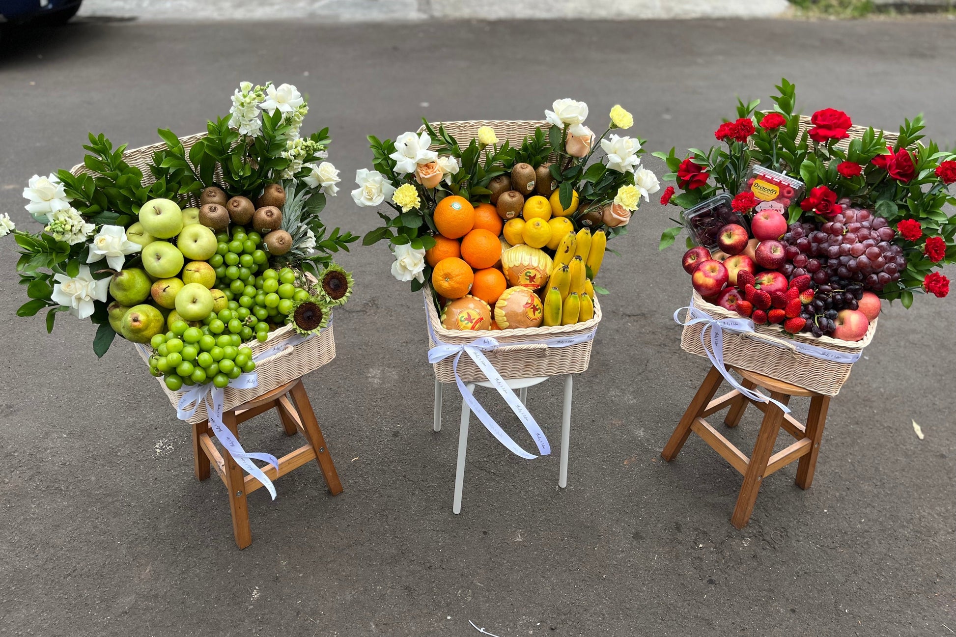 Parcel buah besar direksi lamaran Jakarta. Parcel buah premium berisi buah impor segar dalam keranjang rotan mewah — Premium Grand Fruit Parcel dari Le Bliss Surabaya.