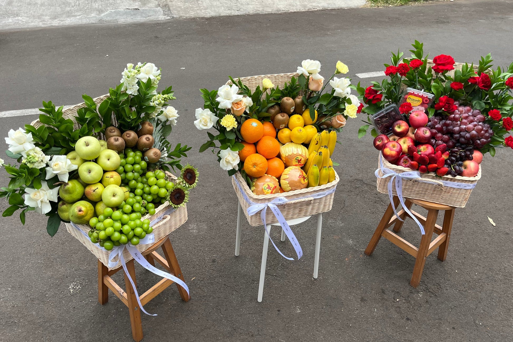 Parcel buah premium berisi buah impor segar dalam keranjang rotan mewah — Premium Grand Fruit Parcel dari Le Bliss Surabaya. fruit hamper surabaya, parcel buah surabaya