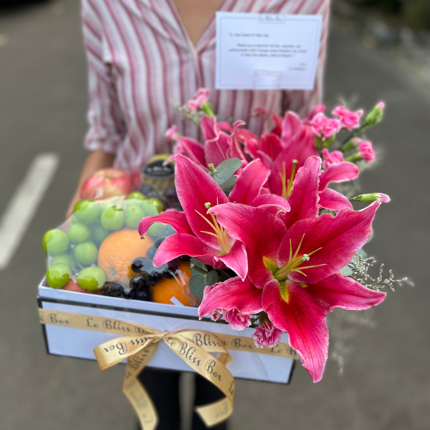 fruit box with pink lily, hamper buah segar dengan kombinasi Bunga Segar by le bliss box. parcel buah jakarta, parcel buah surabaya, parcel buah tangerang