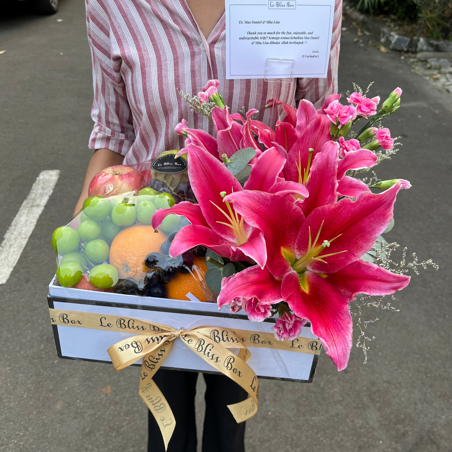 fruit box with pink lily, hamper buah segar dengan kombinasi Bunga Segar by le bliss box. parcel buah jakarta, parcel buah surabaya, parcel buah tangerang, toko hamper buah surabaya