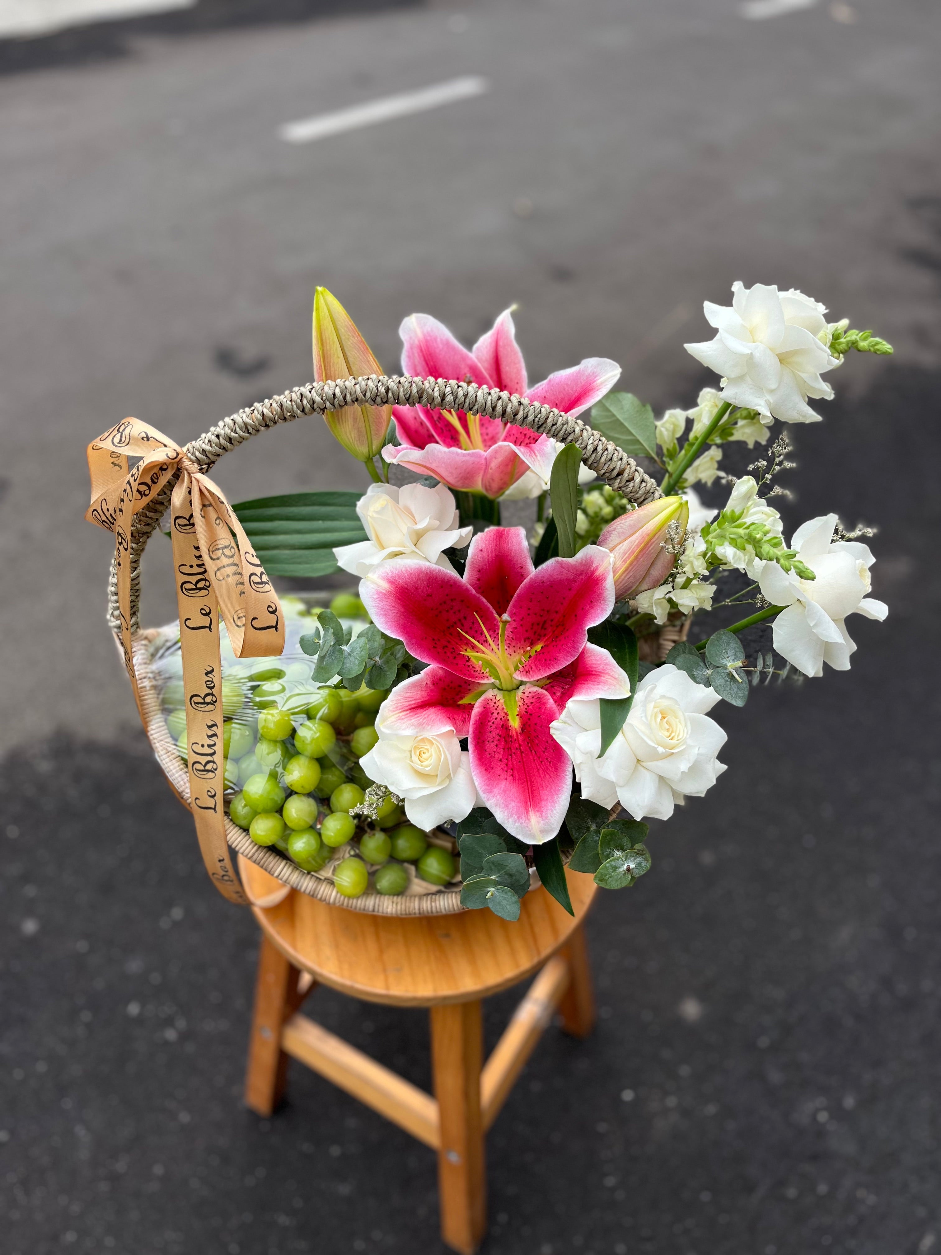 Shine Muscat Hamper by Le Bliss Box, fruit combination with flower surabaya delivery. 